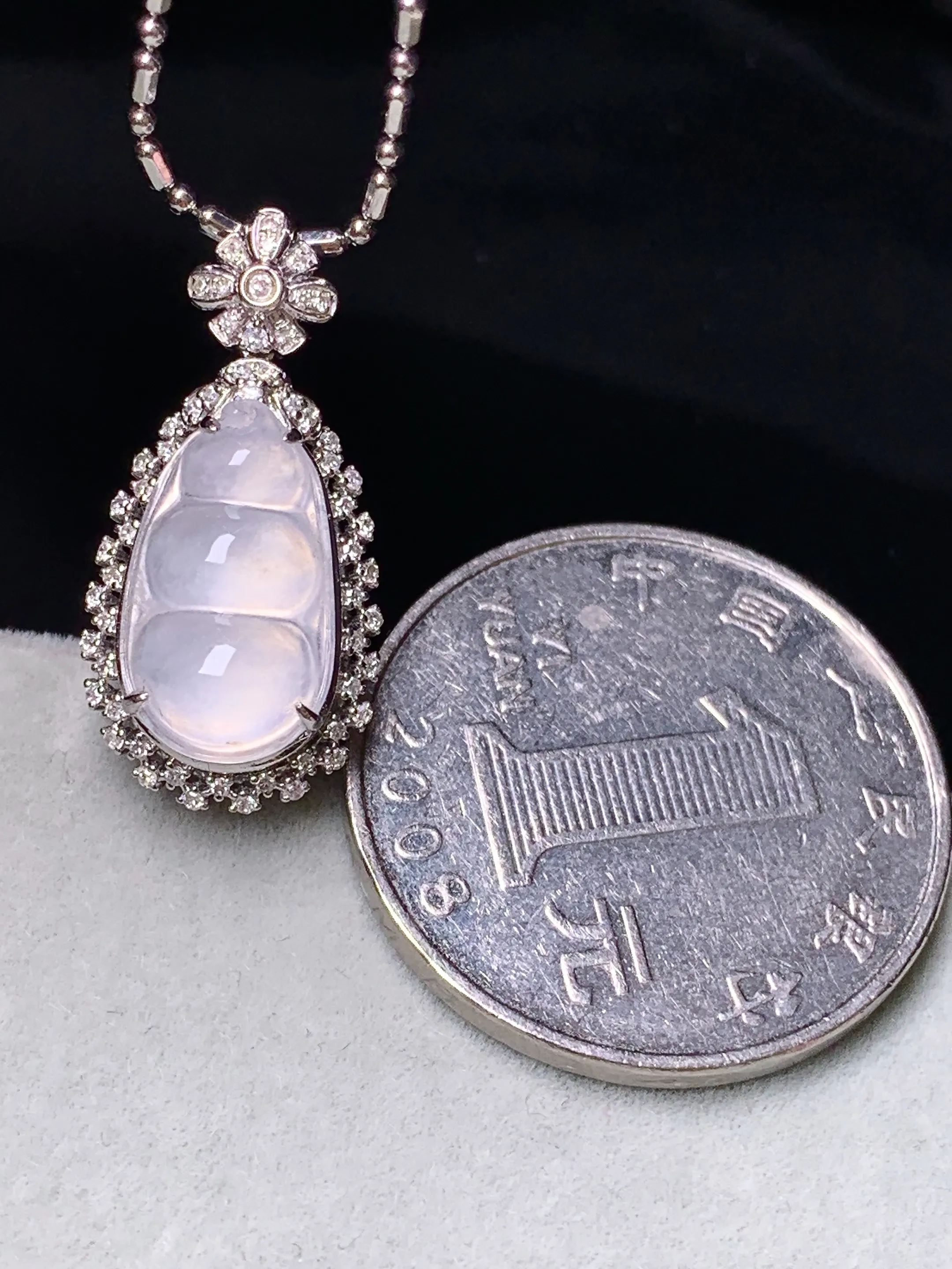 18k金钻镶嵌冰种四季豆吊坠 玉质细腻 色泽艳丽清新 整体尺寸23.7*11.6*9