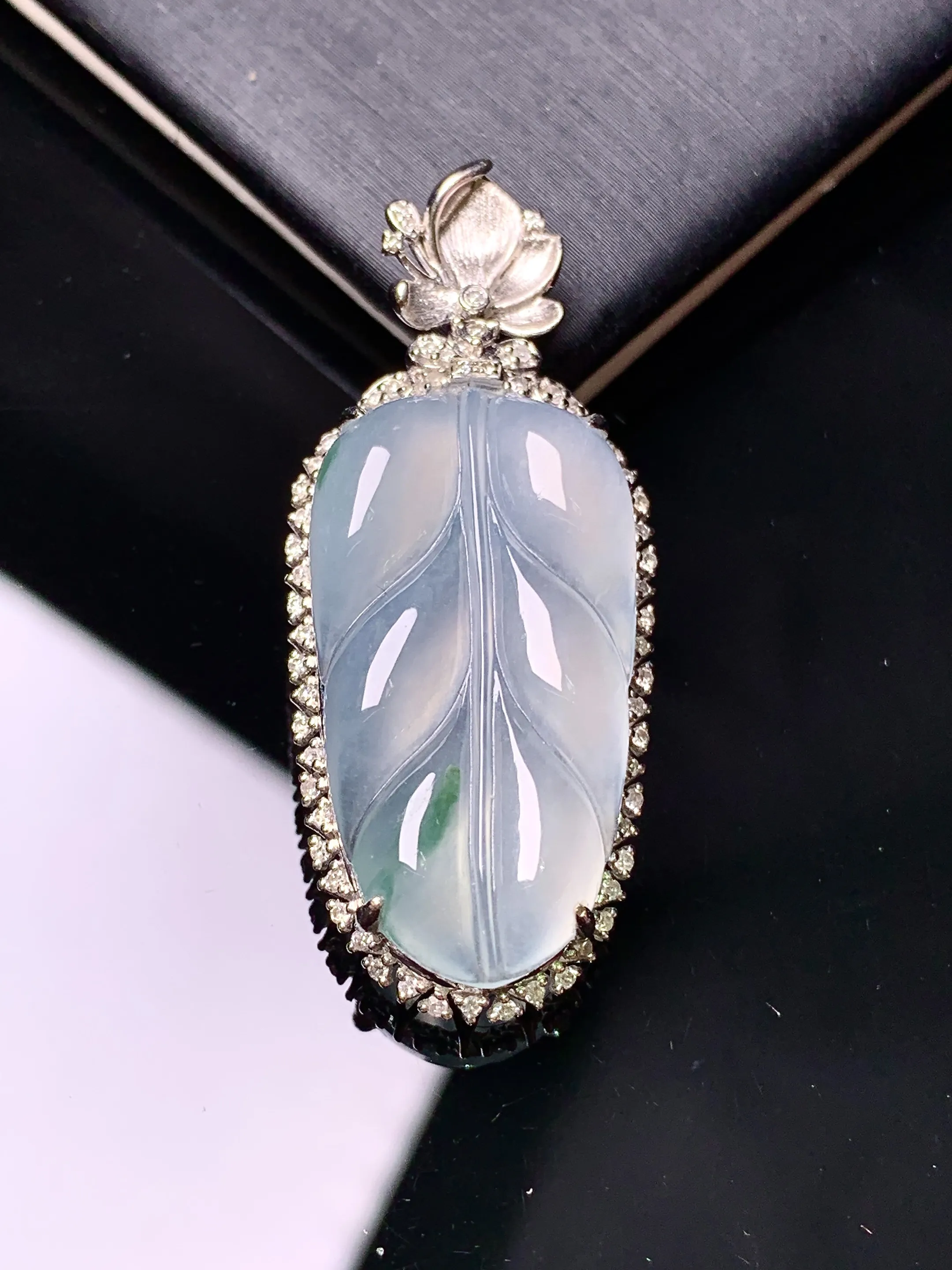 18k金钻镶嵌冰种树叶吊坠 玉质细腻 色泽艳丽清新 整体尺寸41.5*17.3*8