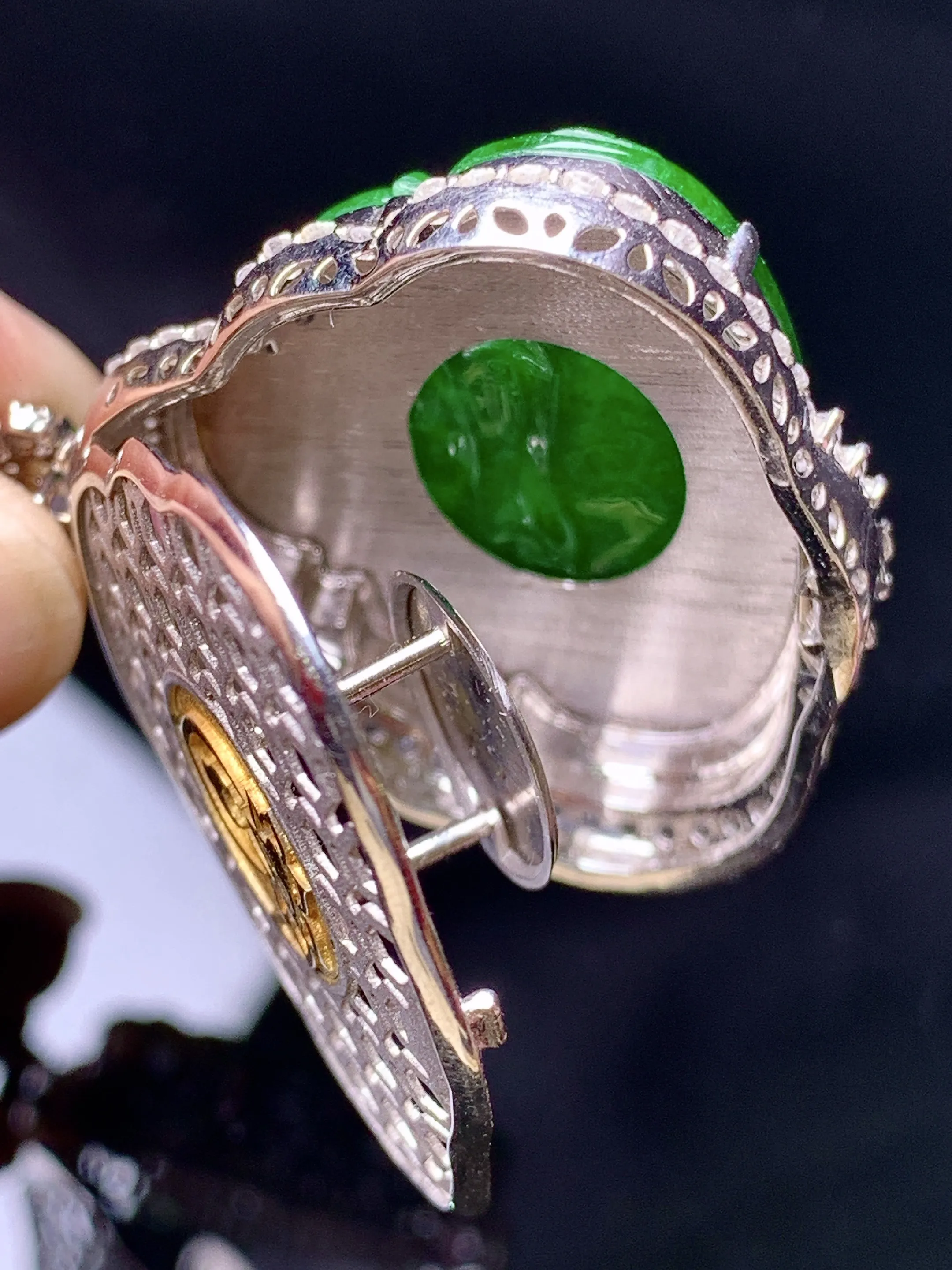 18k金钻镶嵌满绿佛公吊坠 玉质细腻 色泽艳丽清新 整体尺寸40*36*11.6