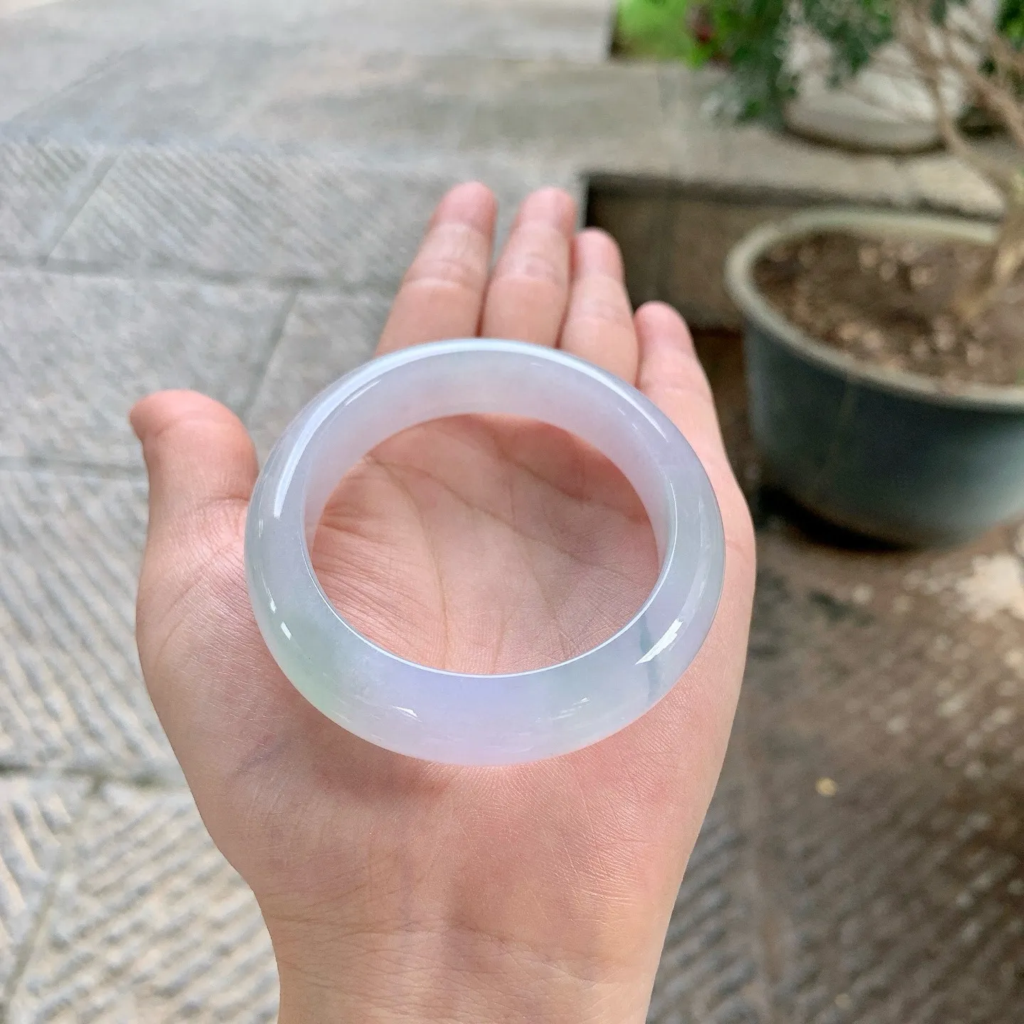 贵妃53 54
【圈口】56.6/49.2/12.5/8.5
【描述】春彩，水润，种老，细腻，无纹裂！