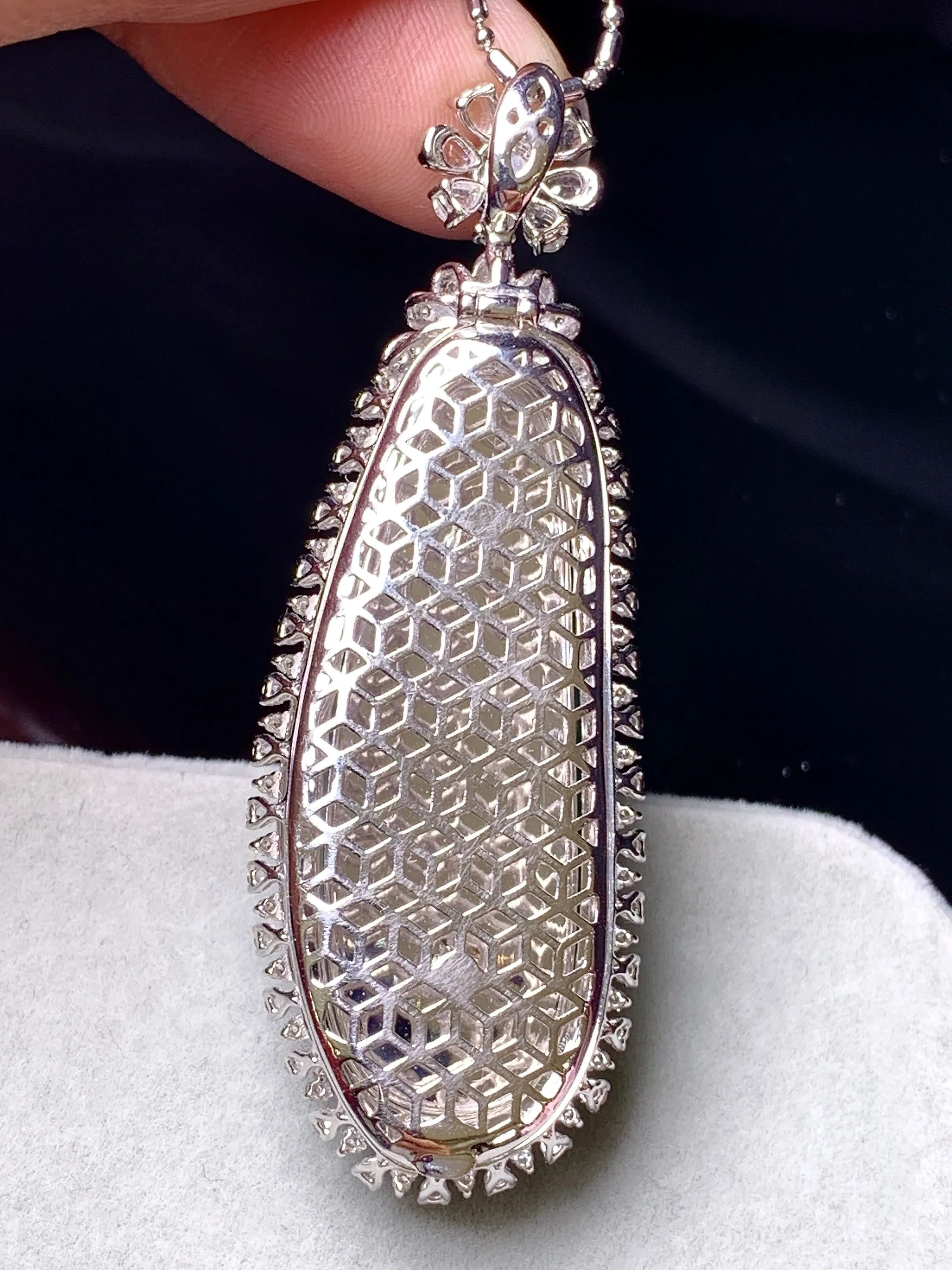 18k金钻镶嵌晴绿冰种福瓜吊坠 玉质细腻 色泽艳丽清新 整体尺寸57.8*20*11