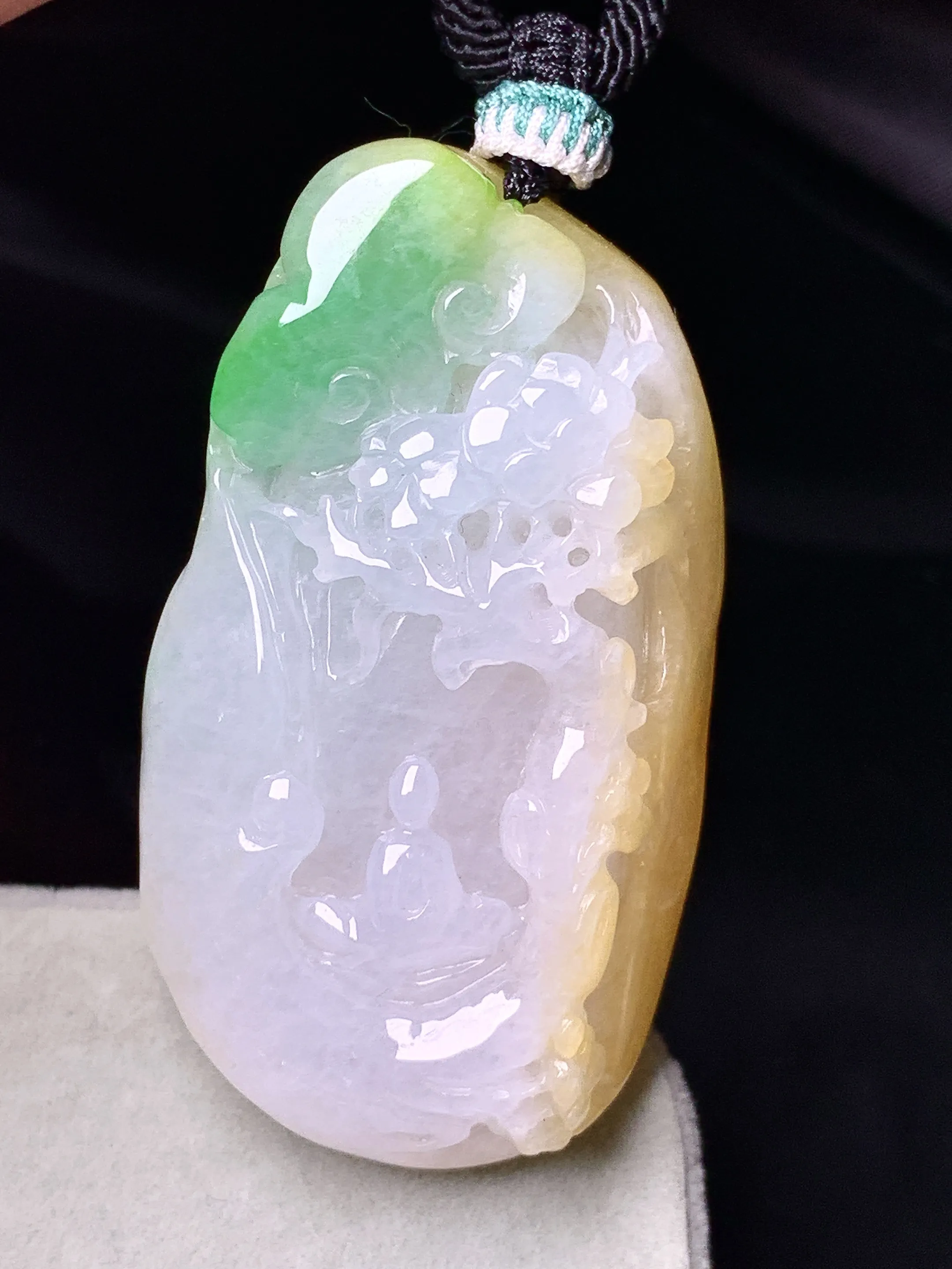 飘黄绿悟道吊坠 玉质细腻 色泽艳丽清新 整体尺寸47.2*26.6*11