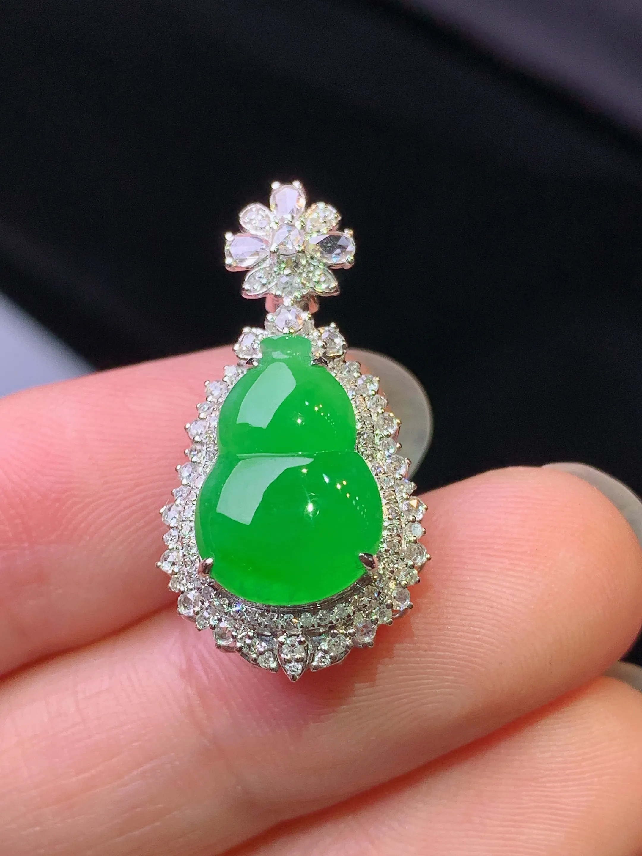 18k金钻镶嵌满绿葫芦吊坠 玉质细腻 色泽艳丽清新 整体尺寸26.3*13.8*11