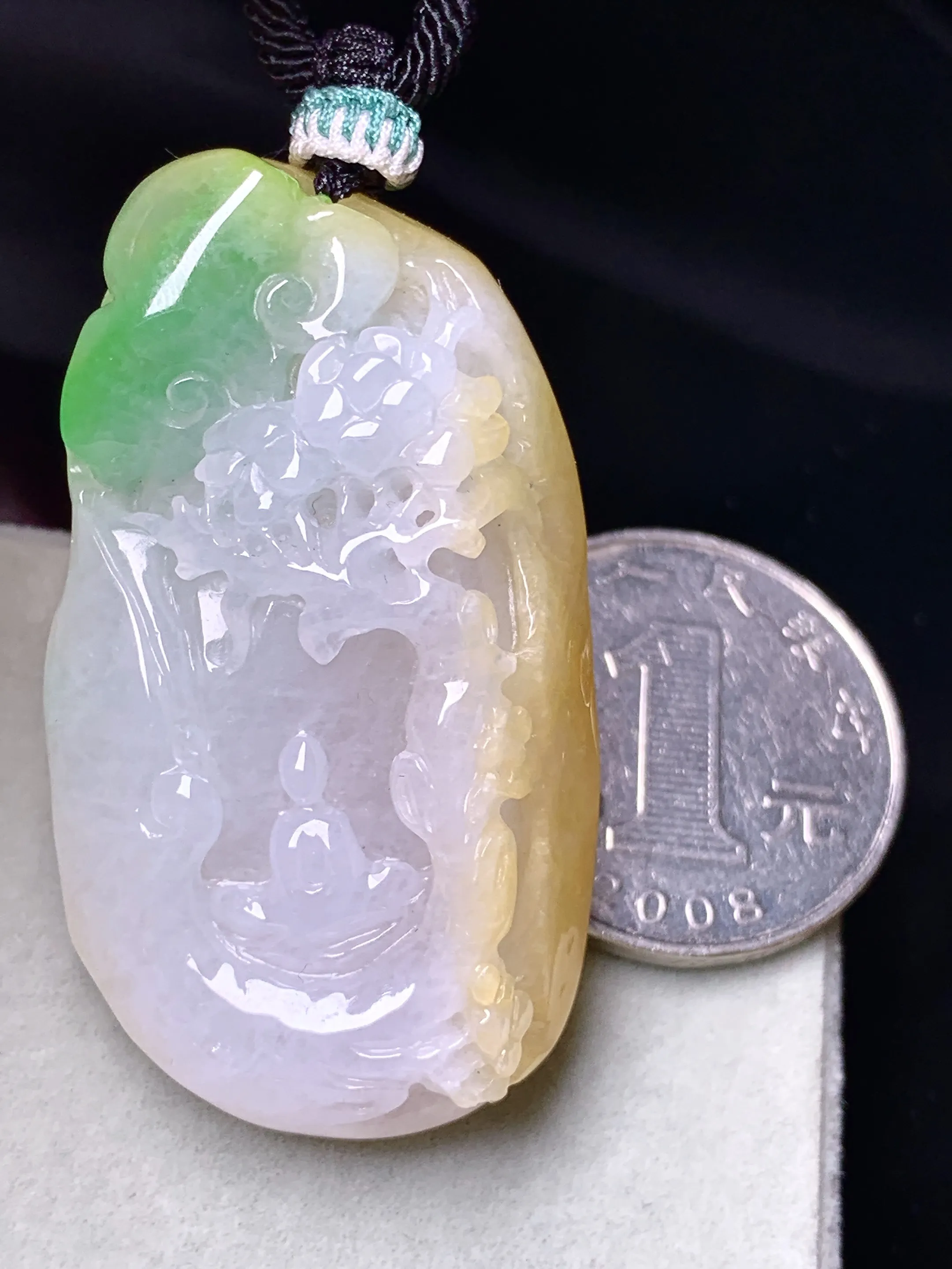 飘黄绿悟道吊坠 玉质细腻 色泽艳丽清新 整体尺寸47.2*26.6*11