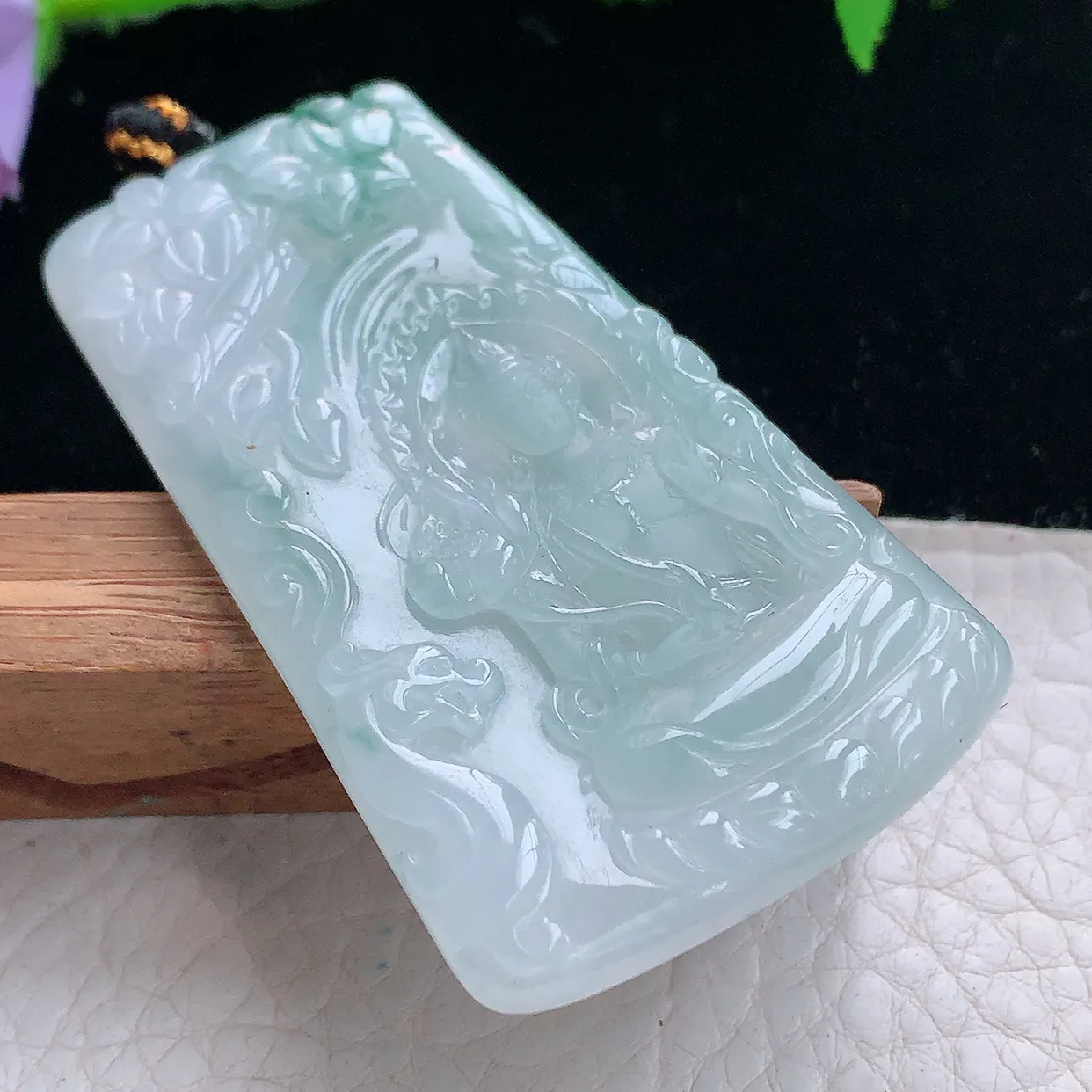 kh实拍63*36.3*5.3缅甸翡翠精雕清爽飘花持莲观音玉吊坠 玉挂件