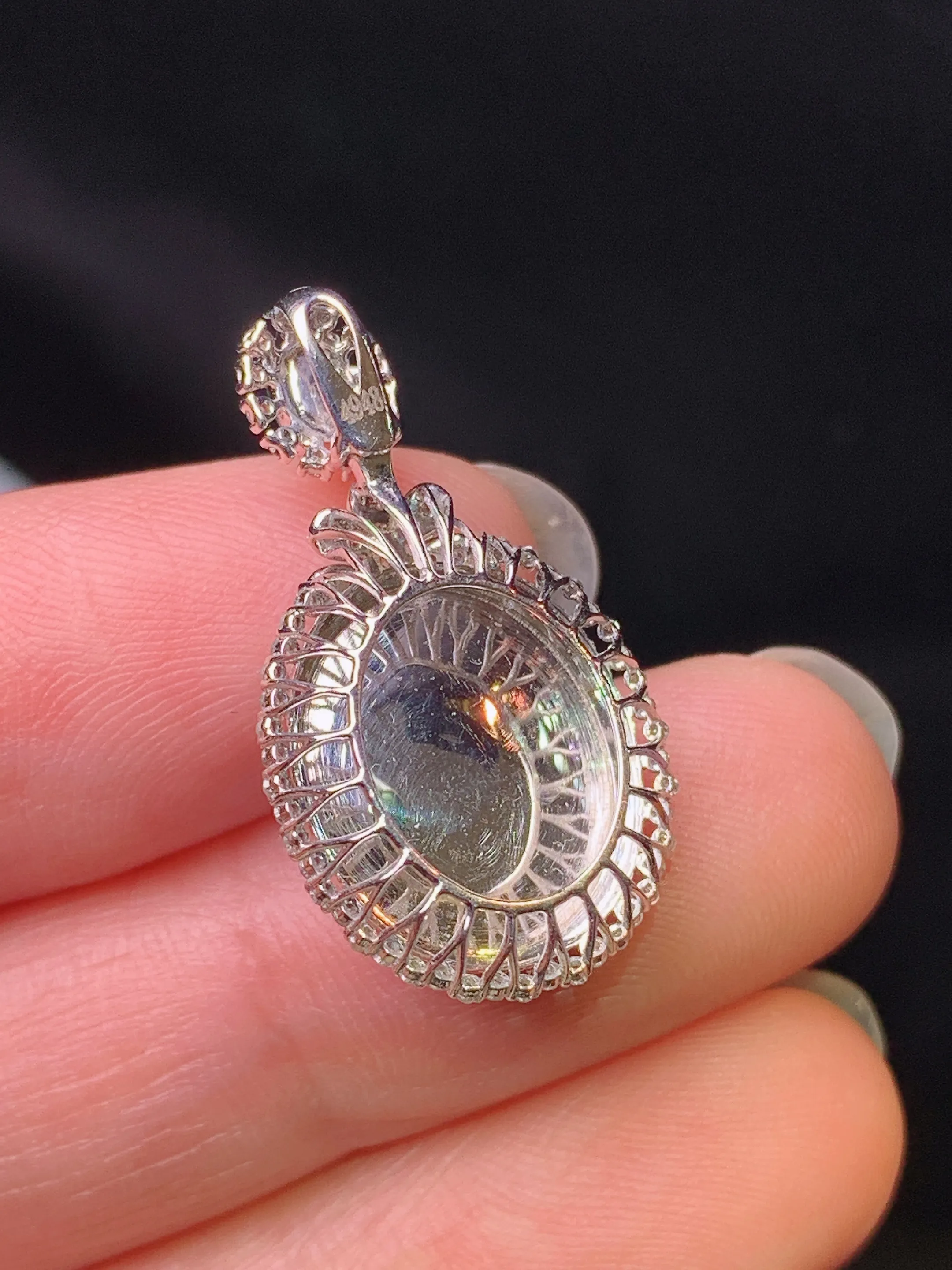 18k金钻镶嵌满绿蛋面吊坠 玉质细腻 色泽艳丽清新 整体尺寸26.5*14.8*9.2