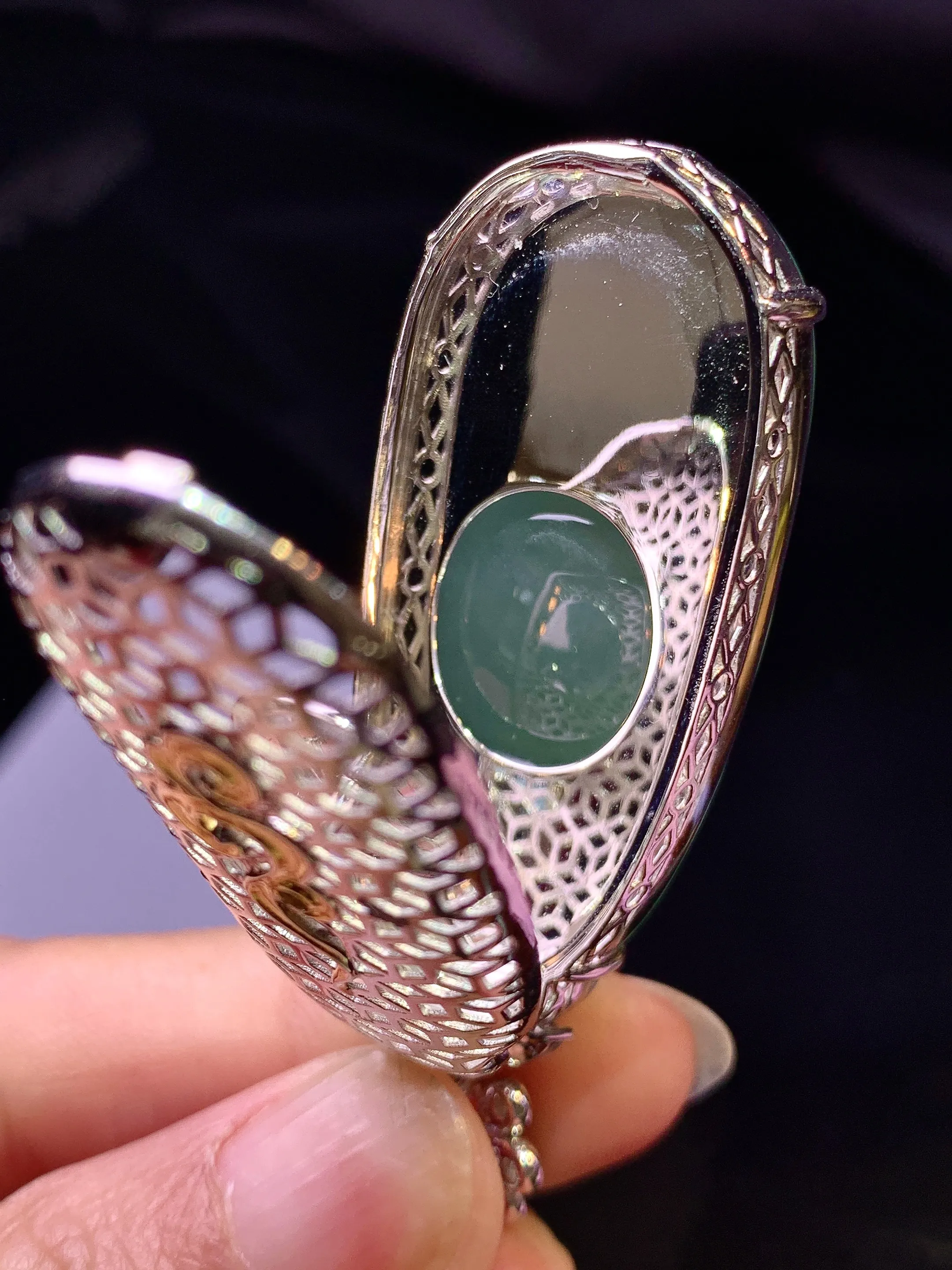 18k金钻镶嵌浅绿四季豆吊坠 玉质细腻 色泽艳丽清新 整体尺寸60.2*21.5*13.8