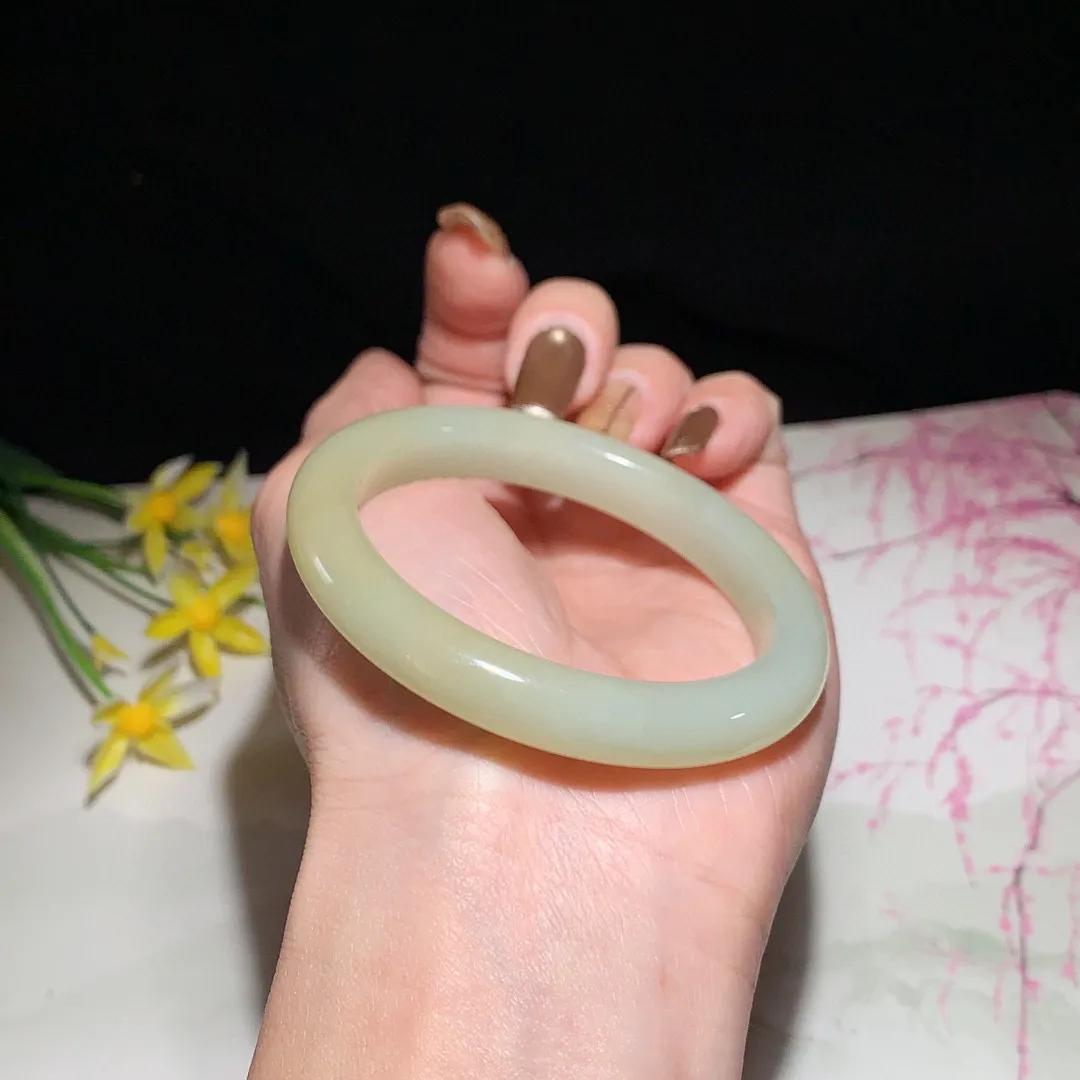 和田玉52圈且末糖手镯！玉质细腻油润 底色纯净  无纹裂 脂粉好，品质高。