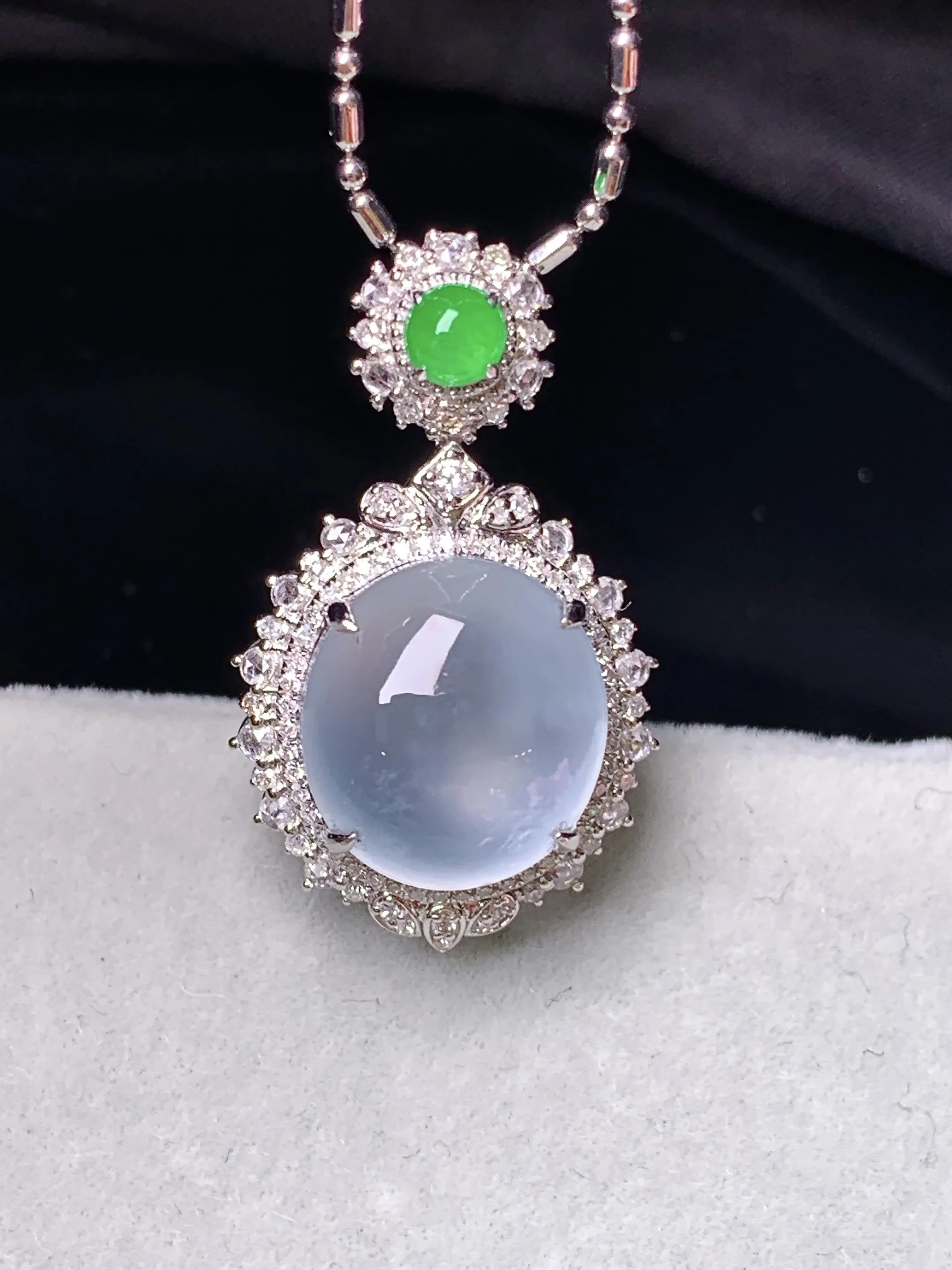 18k金钻镶嵌冰种蛋面吊坠 玉质细腻 色泽艳丽清新 整体尺寸27.2*16.3*11