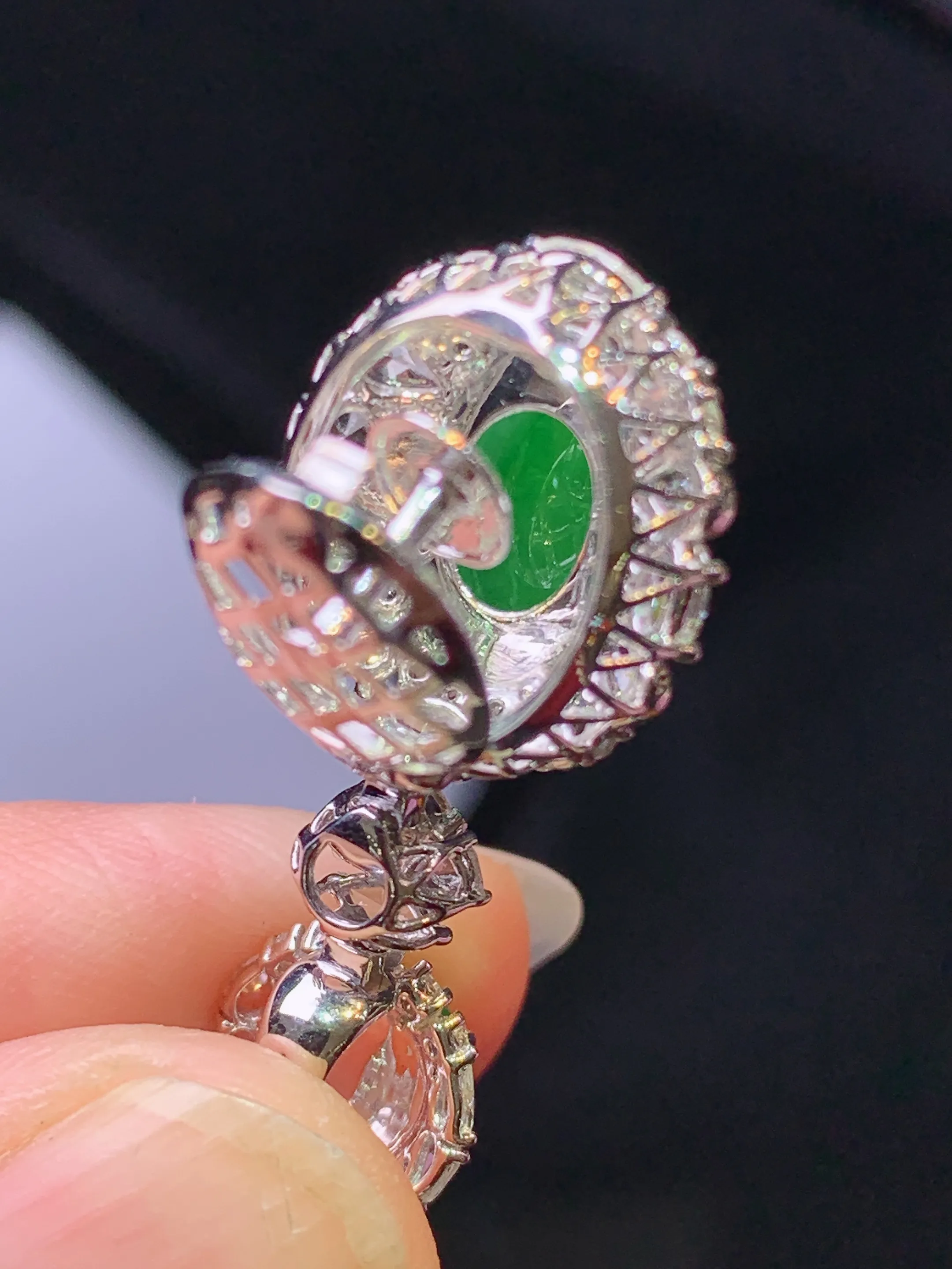 18k金钻镶嵌满绿蛋面吊坠 玉质细腻 色泽艳丽清新 整体尺寸32*14.2*11.3