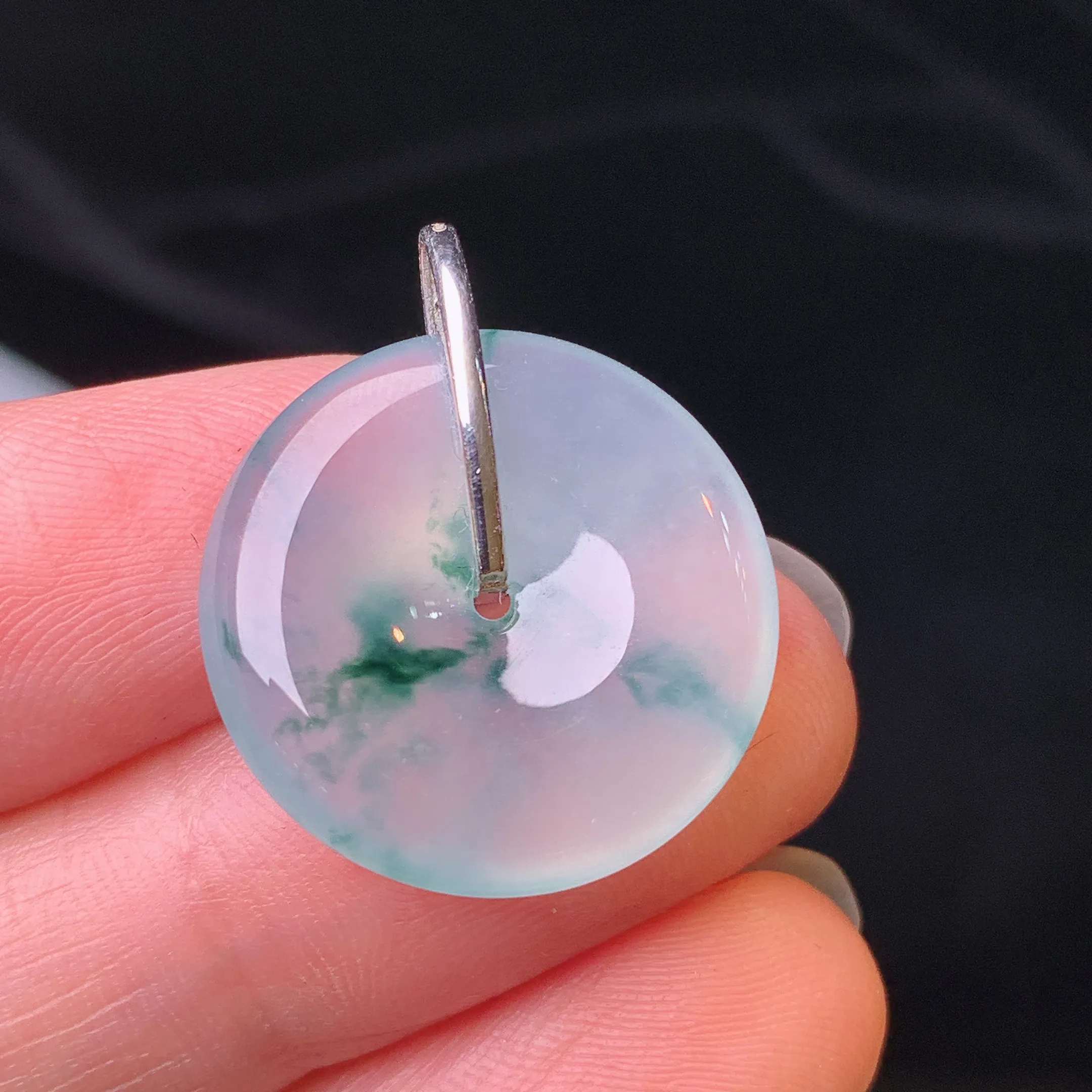 18k金钻镶嵌冰种飘绿平安扣吊坠 玉质细腻 色泽艳丽清新 整体尺寸24.2*20*4.5