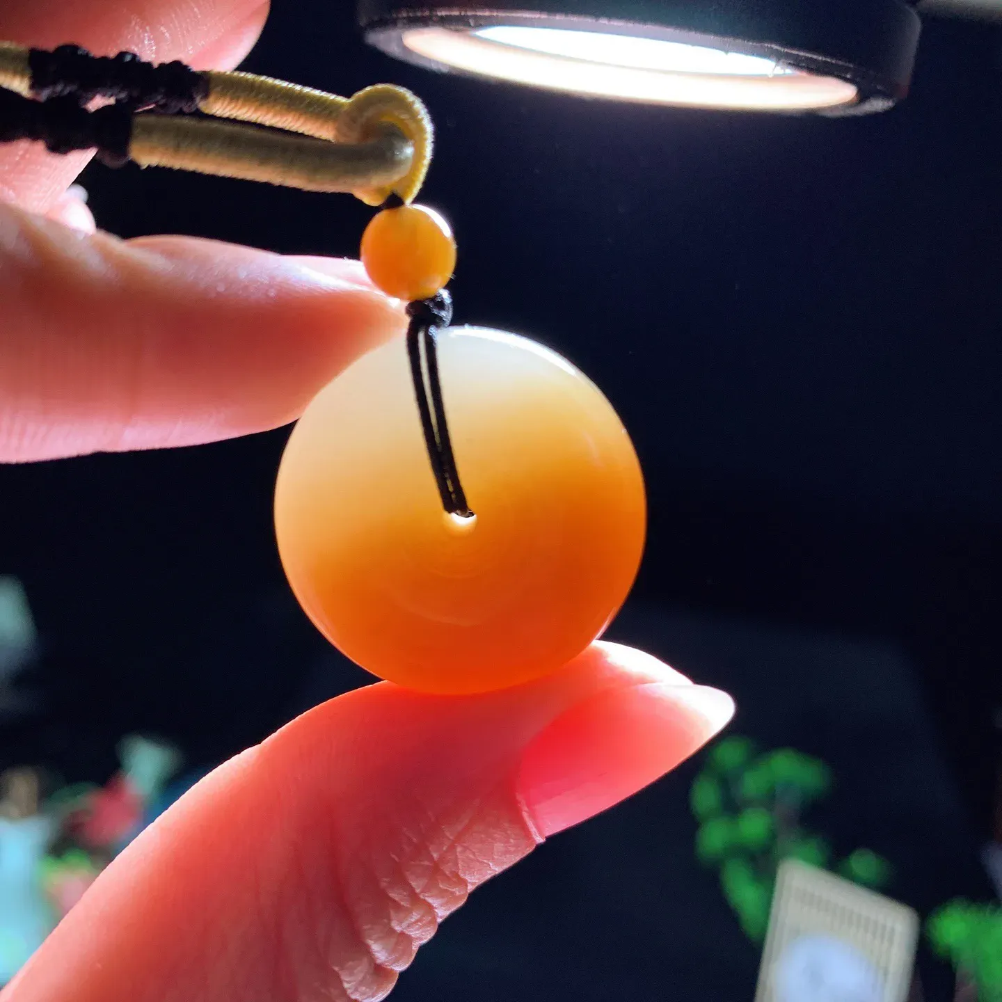 新疆和田玉且末糖平安扣挂件 尺寸24/9重14克 玉质细腻油润 底色纯净 脂粉好，品质好。lt260114