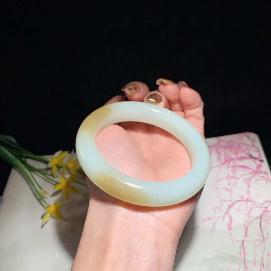 和田玉58.5圈且末糖宽条手镯！玉质细腻油润 底色纯净  无裂无棉 脂粉好，品质高。