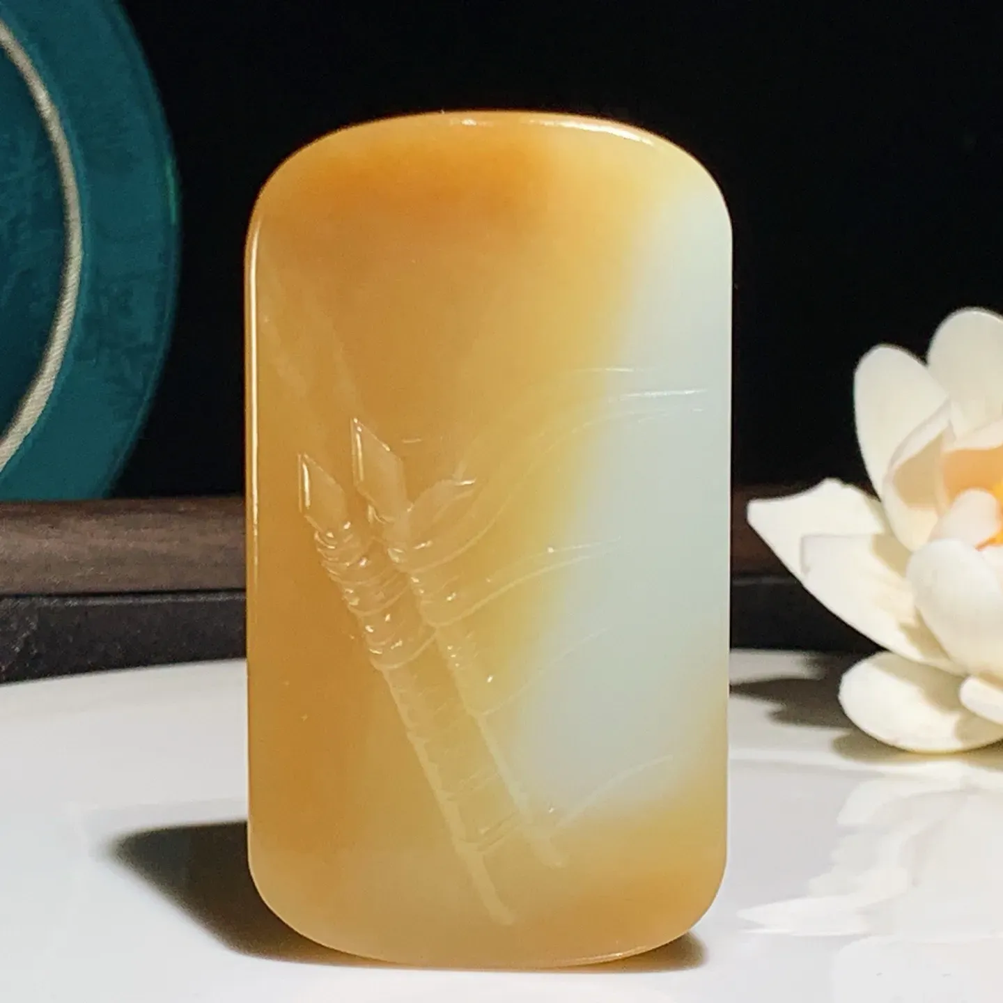 新疆和田玉且末糖武财神关公牌子挂件 尺寸63/35/13重61克 玉质细腻油润 底色纯净 脂粉好，品质好。lt260114