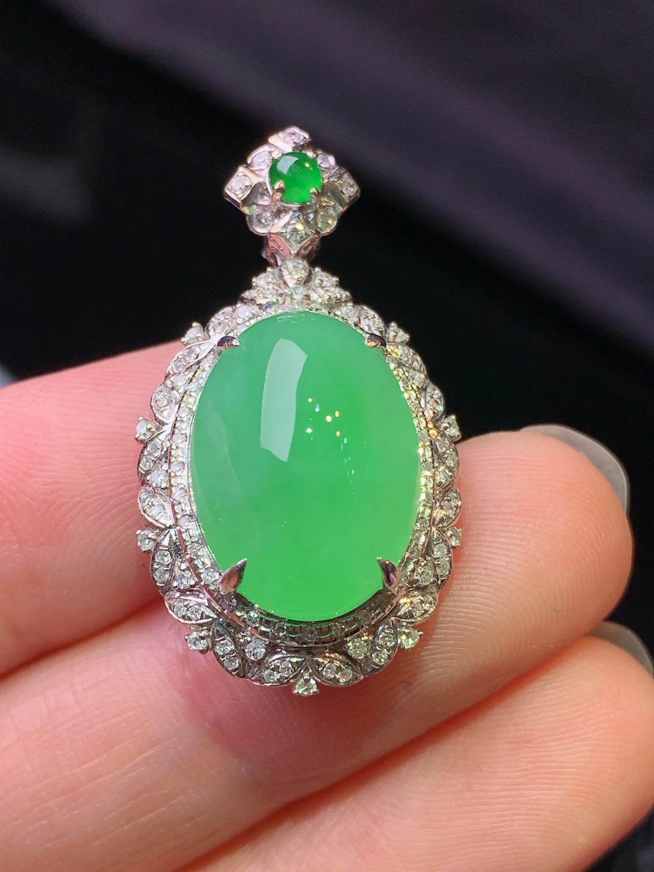 18k金钻镶嵌翠绿蛋面吊坠 玉质细腻 色泽艳丽清新 整体尺寸30.8*16.8*11.6