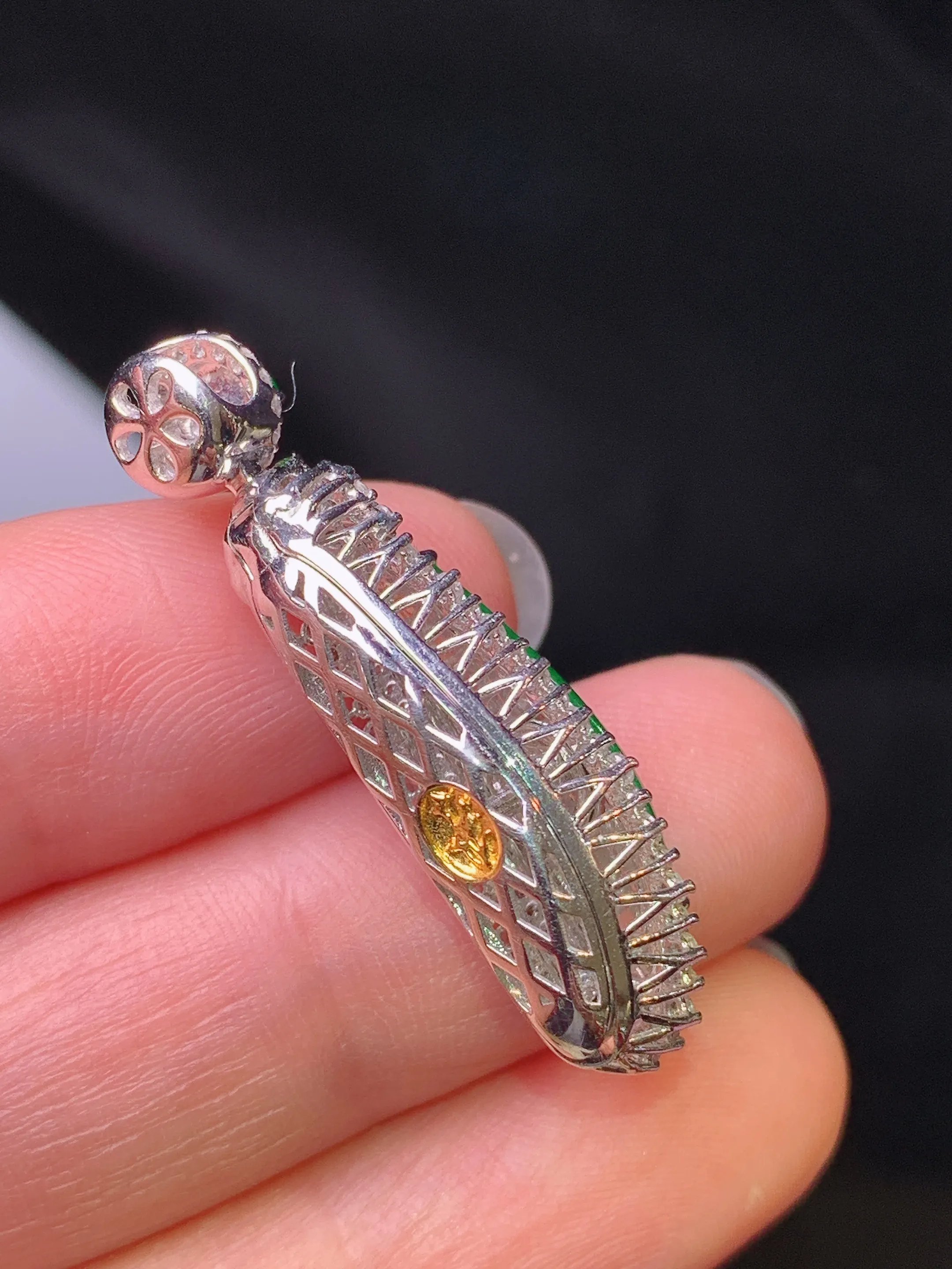 18k金钻镶嵌翠绿福瓜吊坠 玉质细腻 色泽艳丽清新 整体尺寸34.5*10.5*10