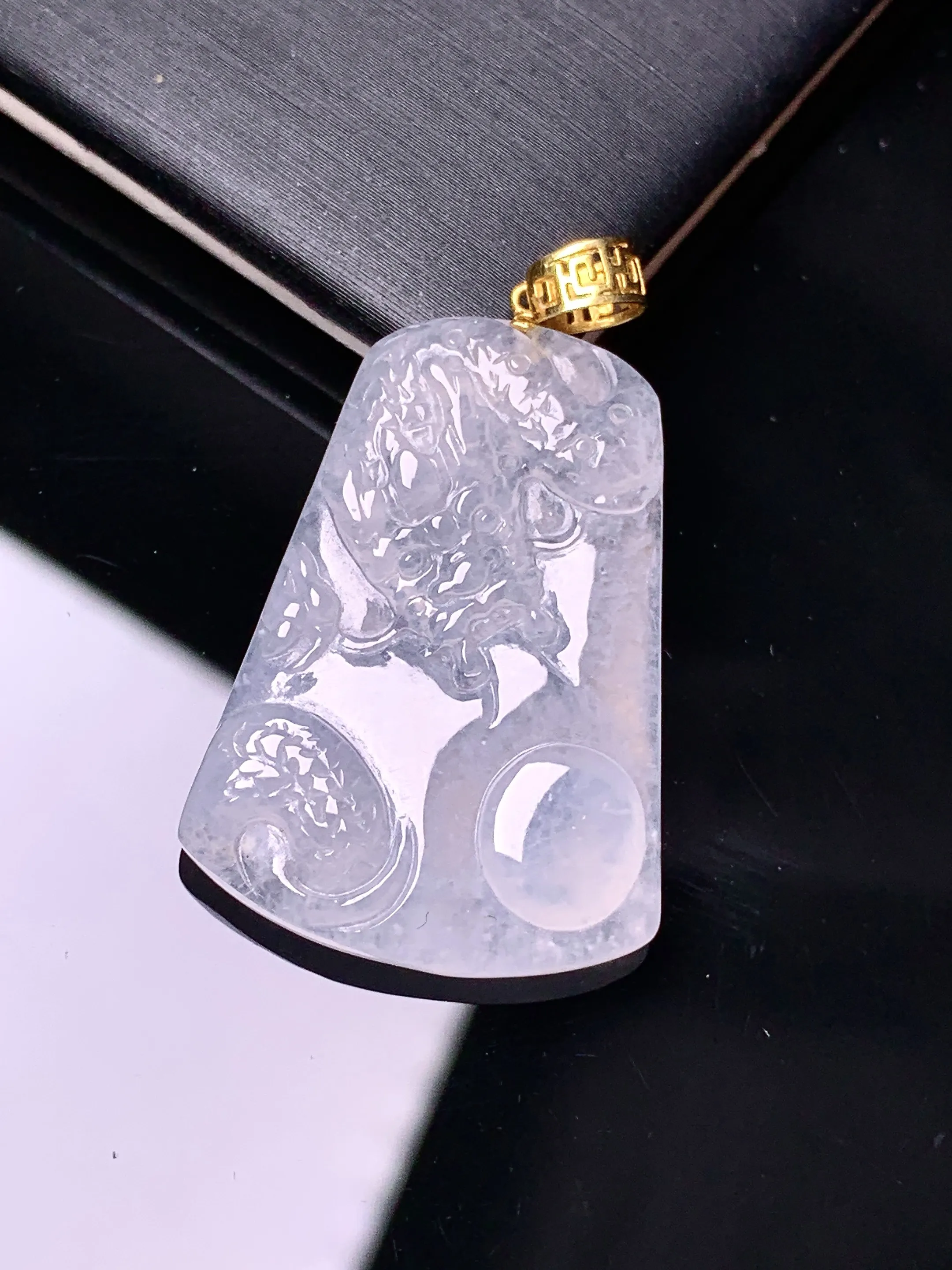 18k金镶嵌冰种龙牌吊坠 玉质细腻 色泽艳丽清新 整体尺寸36.6*21.5*4.2