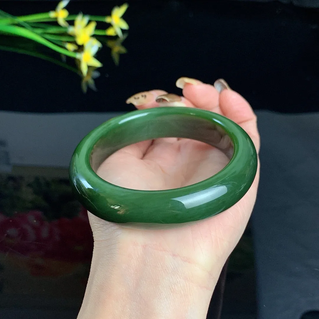 和田玉63圈口深菠菜绿猫眼宽版碧玉手镯！玉质细腻油润 底色纯净 无裂无棉 脂粉好，品质高