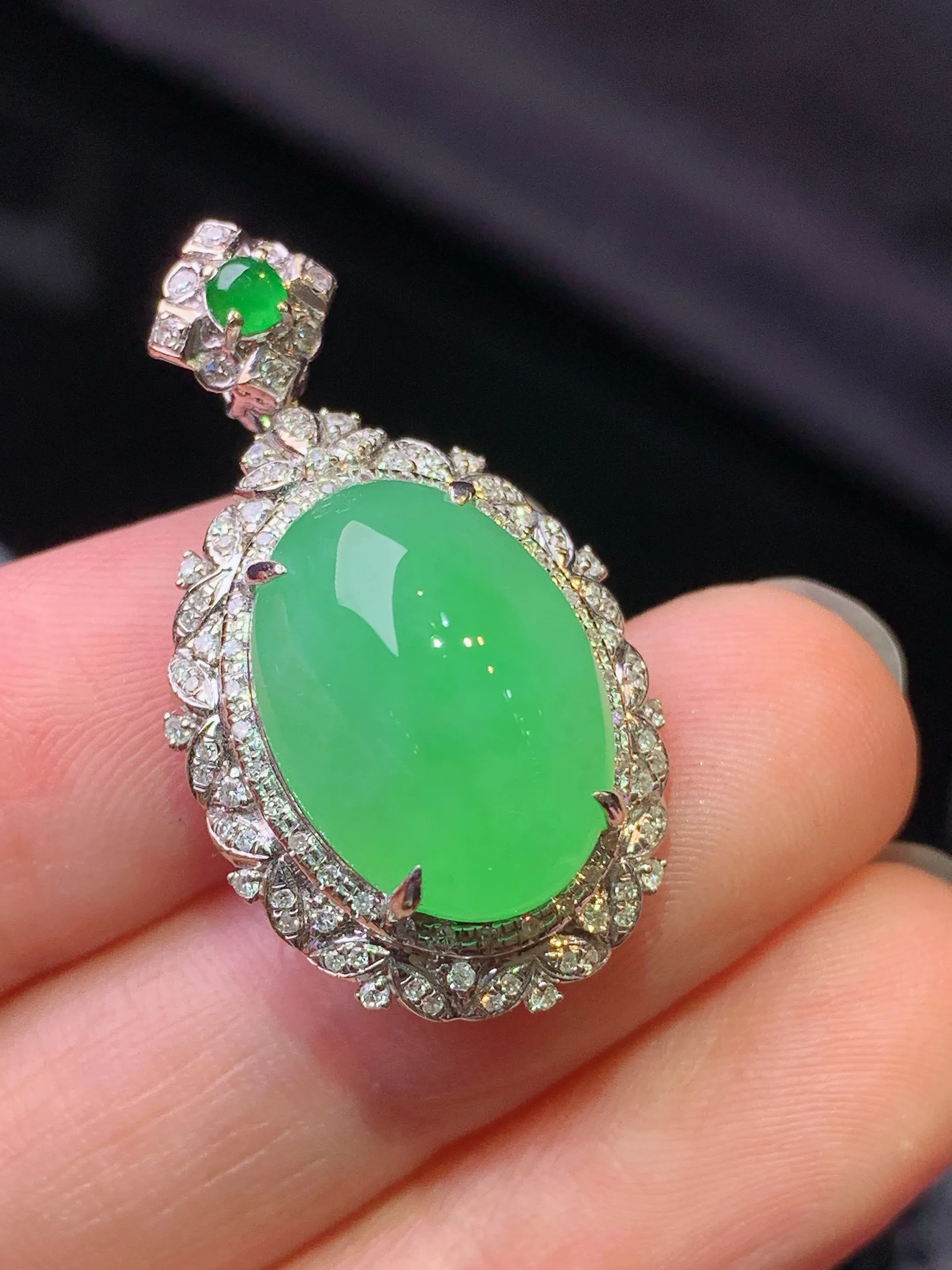 18k金钻镶嵌翠绿蛋面吊坠 玉质细腻 色泽艳丽清新 整体尺寸30.8*16.8*11.6