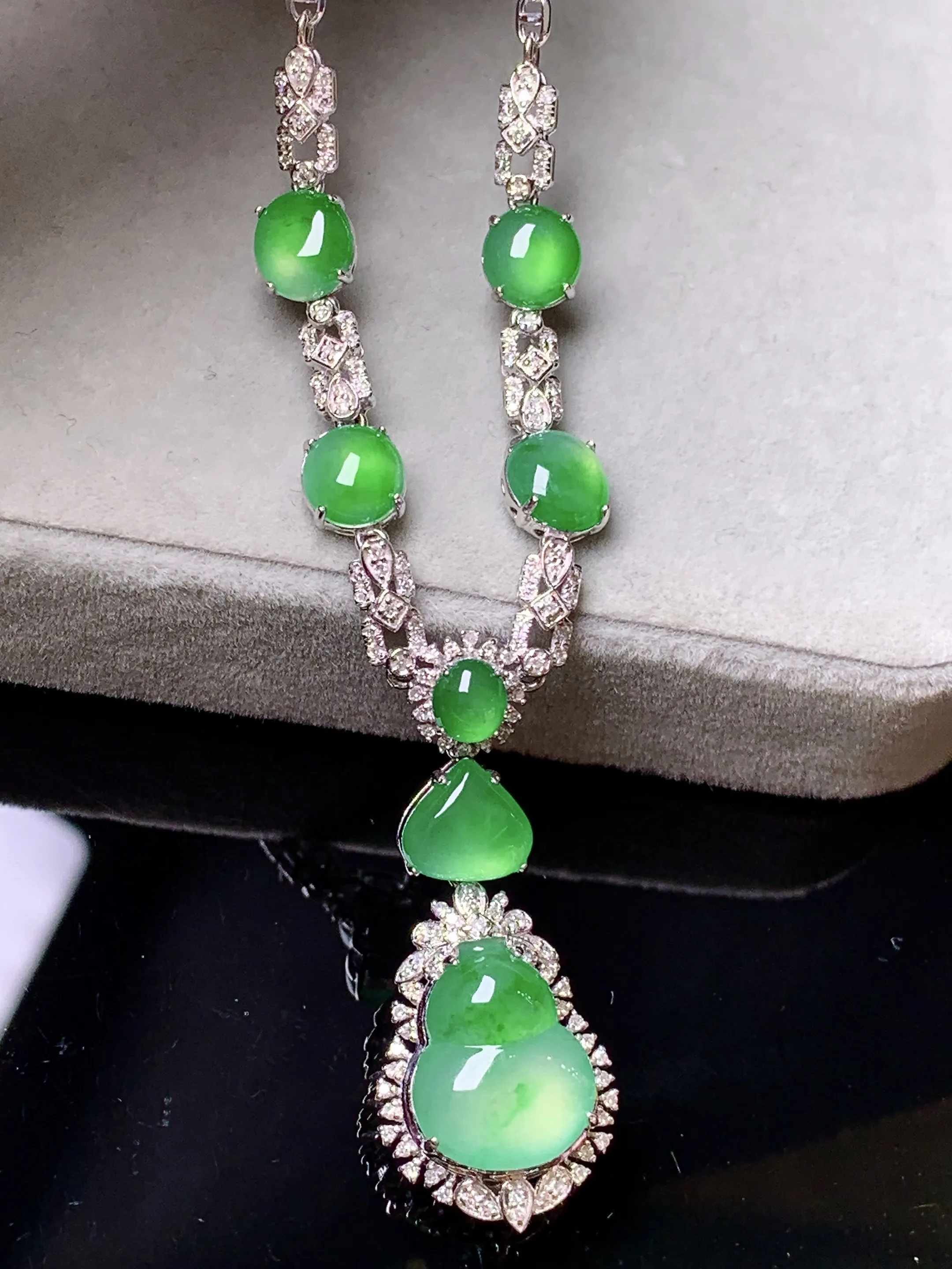 18k金钻镶嵌翠绿葫芦组合蛋面锁骨项链 玉质细腻 色泽艳丽清新 整体尺寸71*13.8*7.3