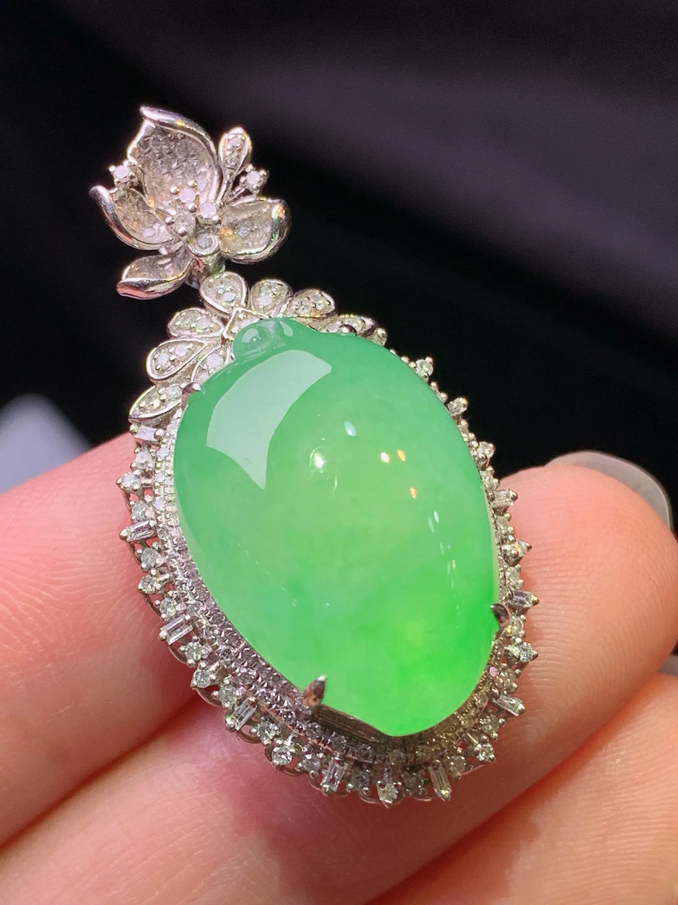 18k金钻镶嵌翠绿福瓜吊坠 玉质细腻 色泽艳丽清新 整体尺寸37*18.6*14.5