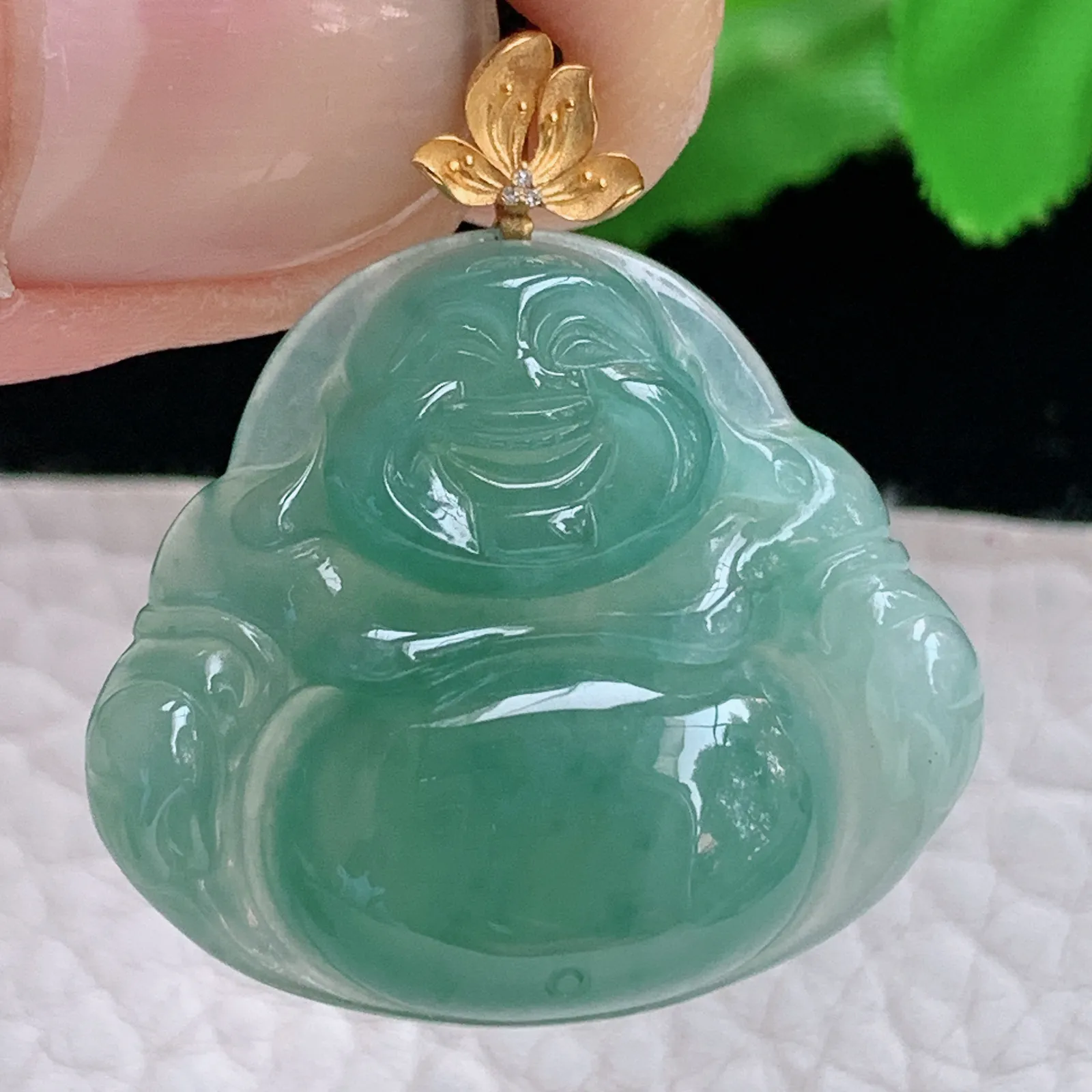 axm实拍30.8*20.3*6缅甸翡翠精雕冰蓝？饱满佛公 开心佛玉吊坠