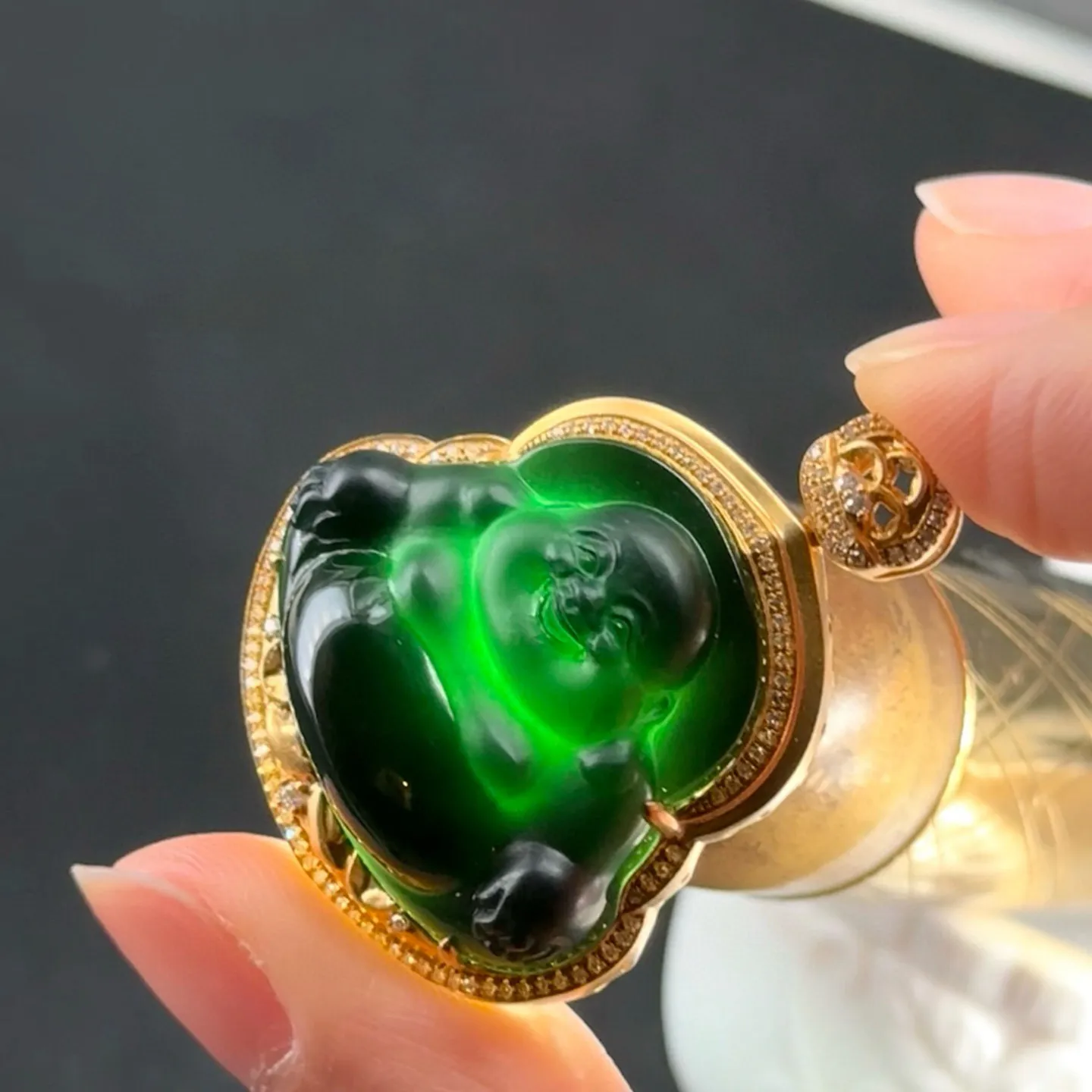 精品18k墨翠大肚佛 种好色正 黑度极好 打灯通透 油性十足  尺寸37.7