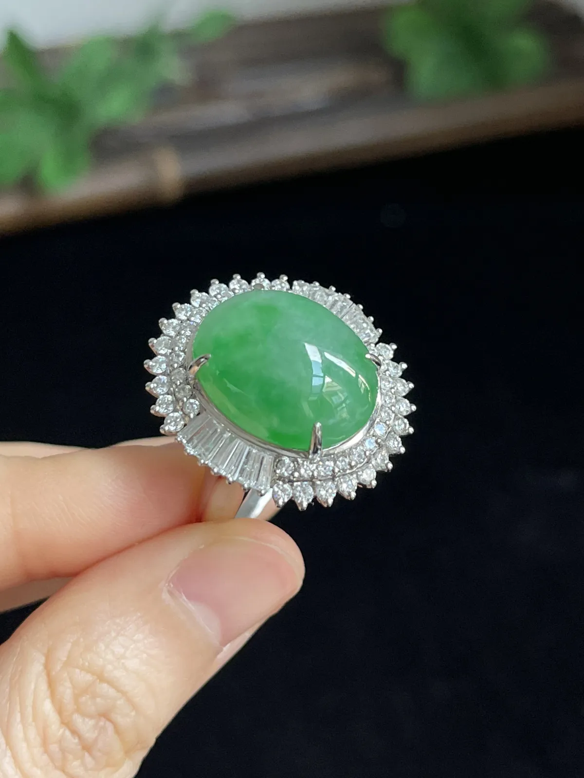 翡翠糯化种绿色戒指，印记：Au750,伴钻石