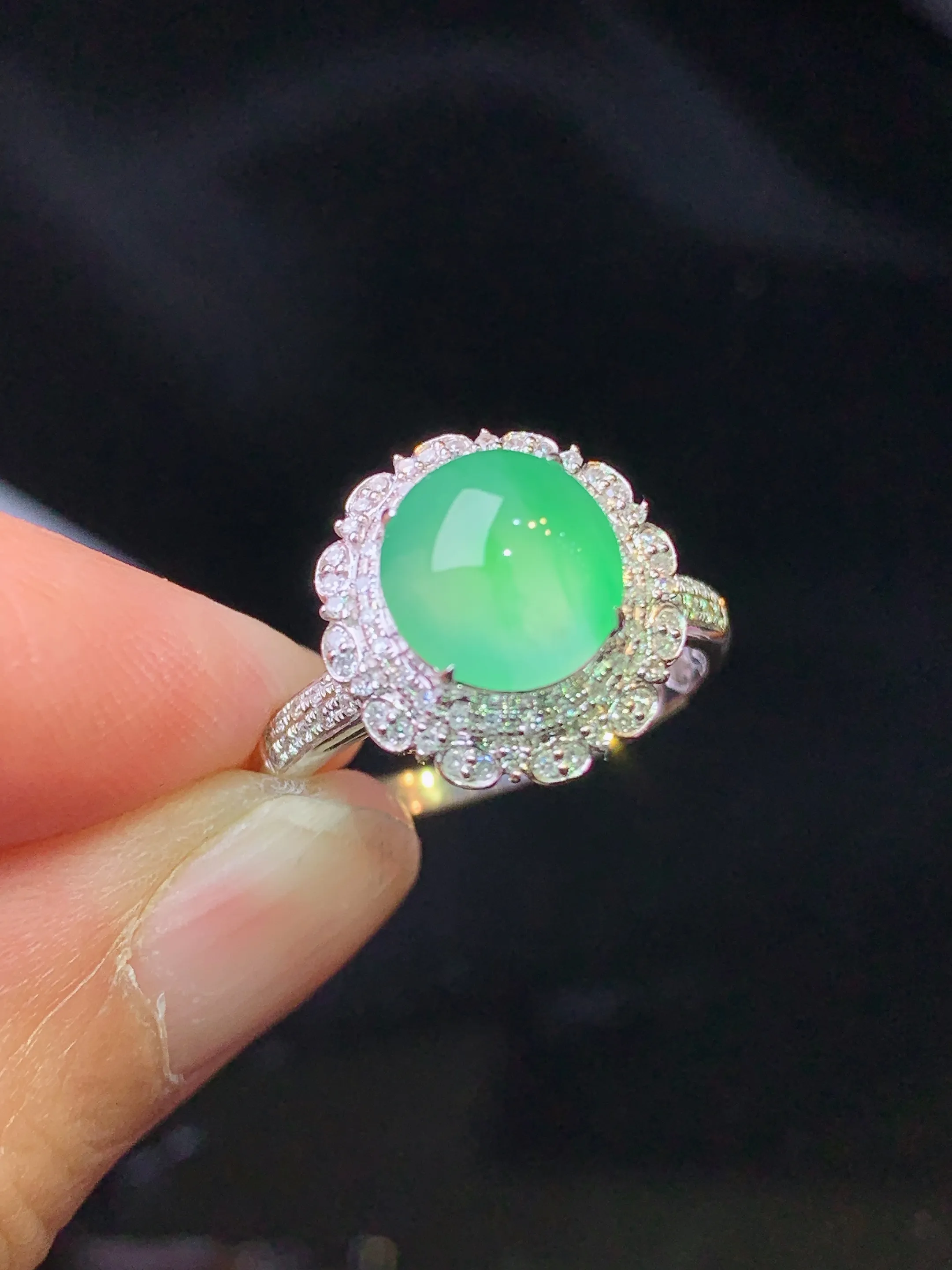 18k金钻镶嵌翠绿蛋面戒指 玉质细腻 色泽艳丽清新 圈口14 整体尺寸13.6*12.8*10