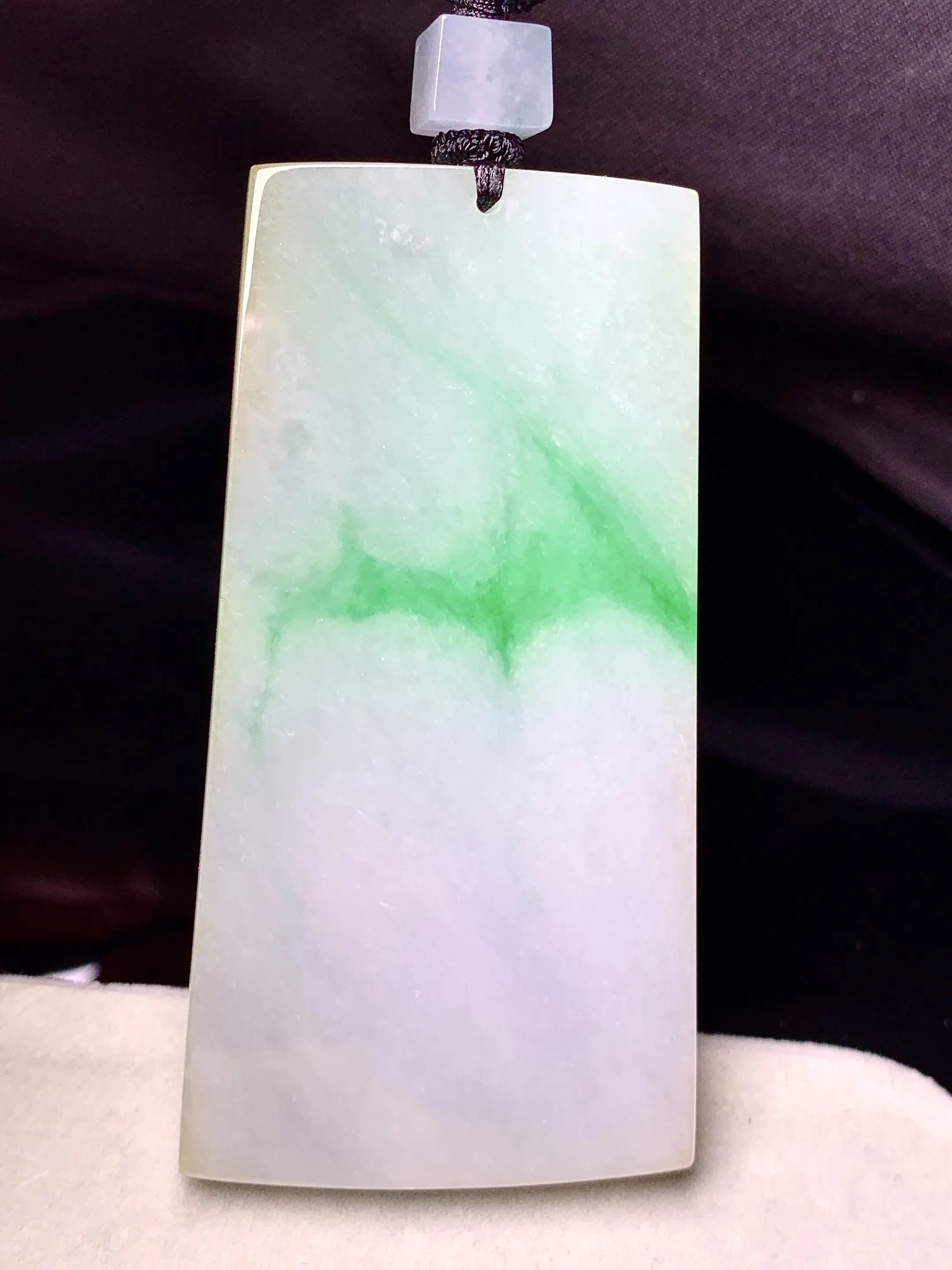 飘绿无事牌吊坠 玉质细腻 色泽艳丽清新 整体尺寸68.5*35.3*5.2