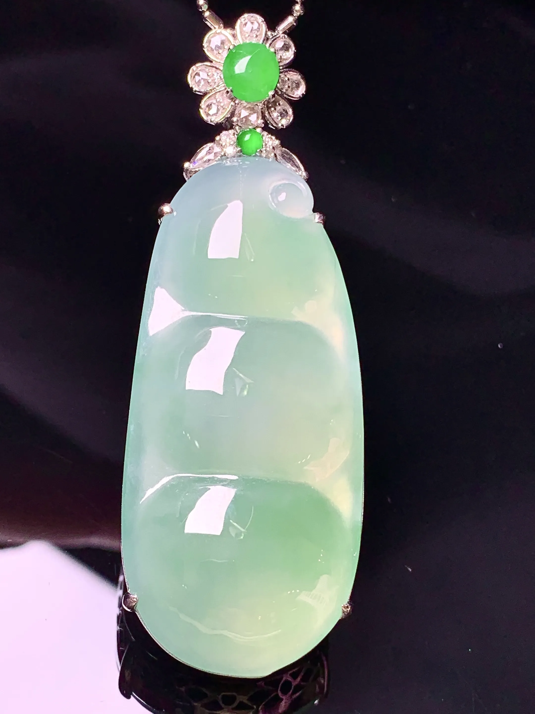 18k金钻镶嵌浅绿四季豆吊坠 玉质细腻 色泽艳丽清新 整体尺寸60.2*21.5*13.8