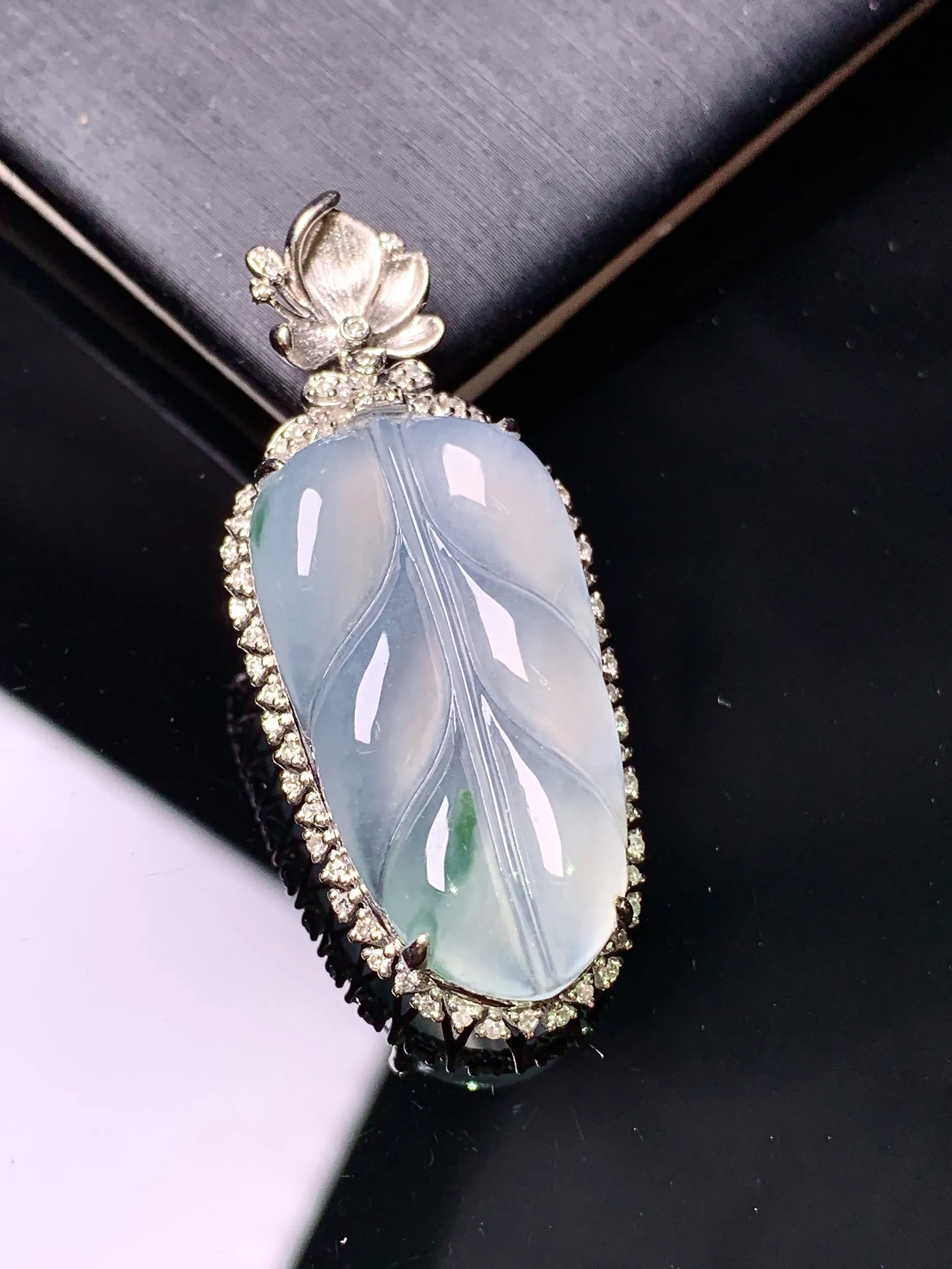 18k金钻镶嵌冰种树叶吊坠 玉质细腻 色泽艳丽清新 整体尺寸41.5*17.3*8