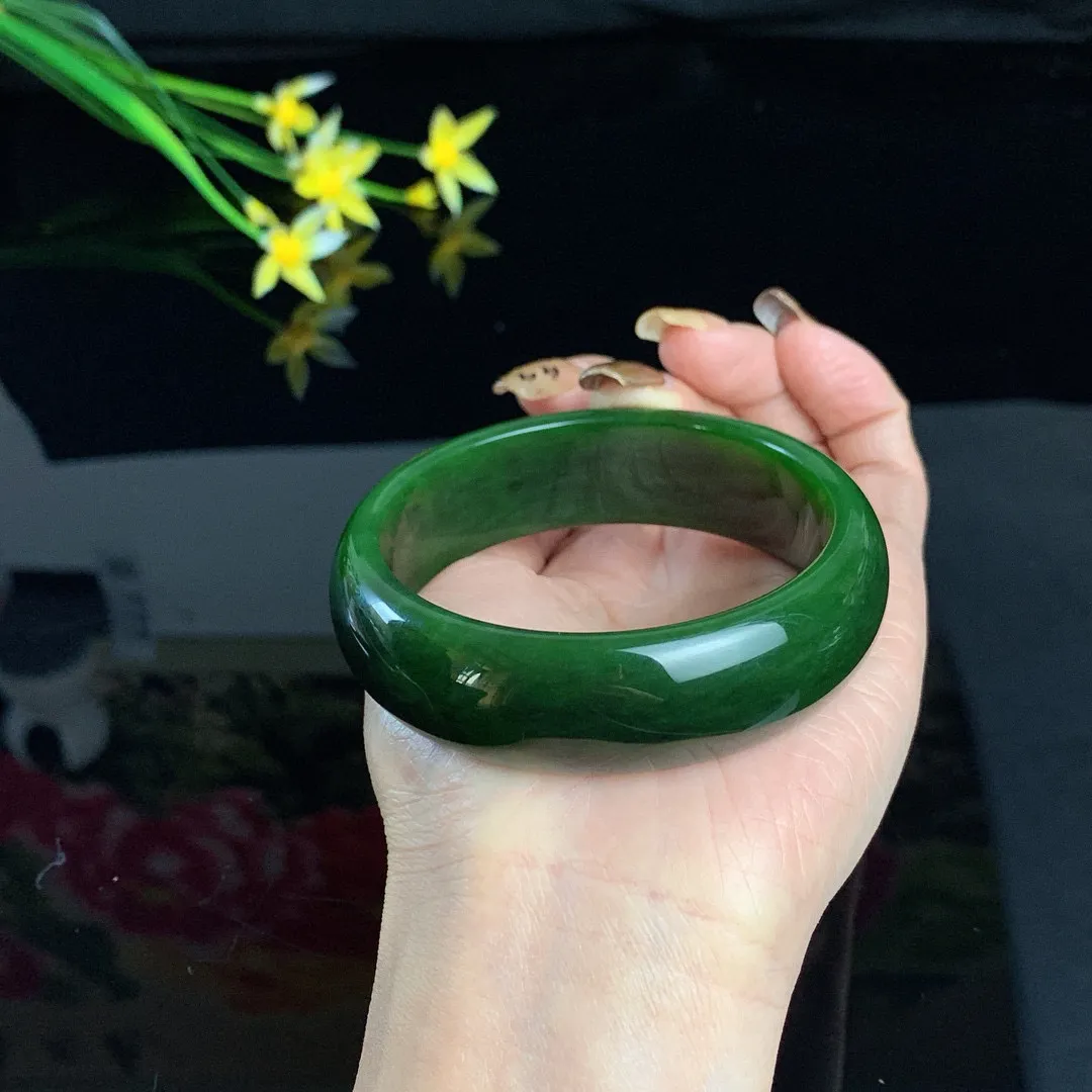 和田玉59.5圈口菠菜绿宽条碧玉手镯！玉质细腻油润 底色纯净 无裂无杂 脂粉好，品质高