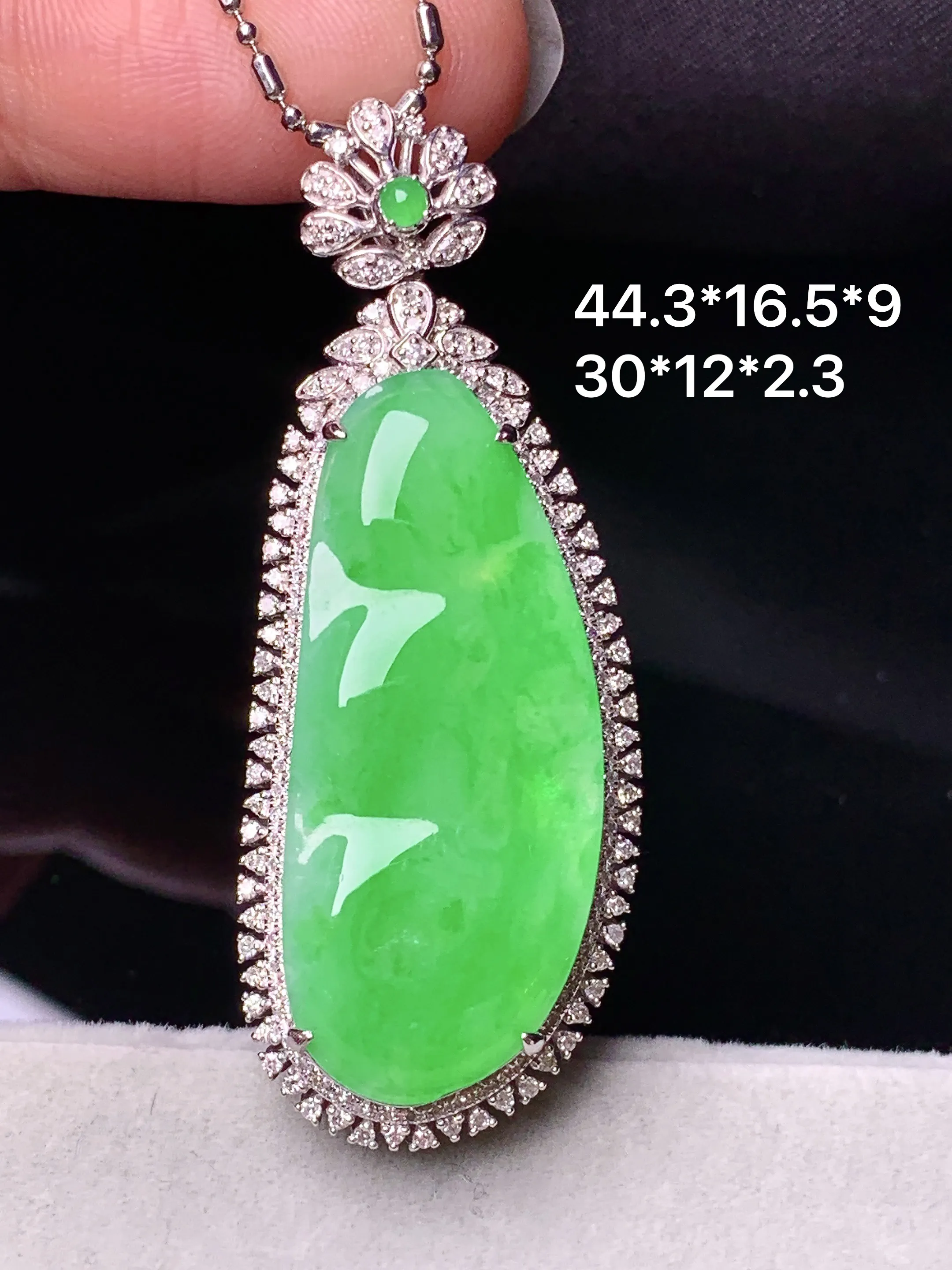 18k金钻镶嵌翠绿四季豆吊坠 玉质细腻 色泽艳丽清新 整体尺寸44.3*16.5*9