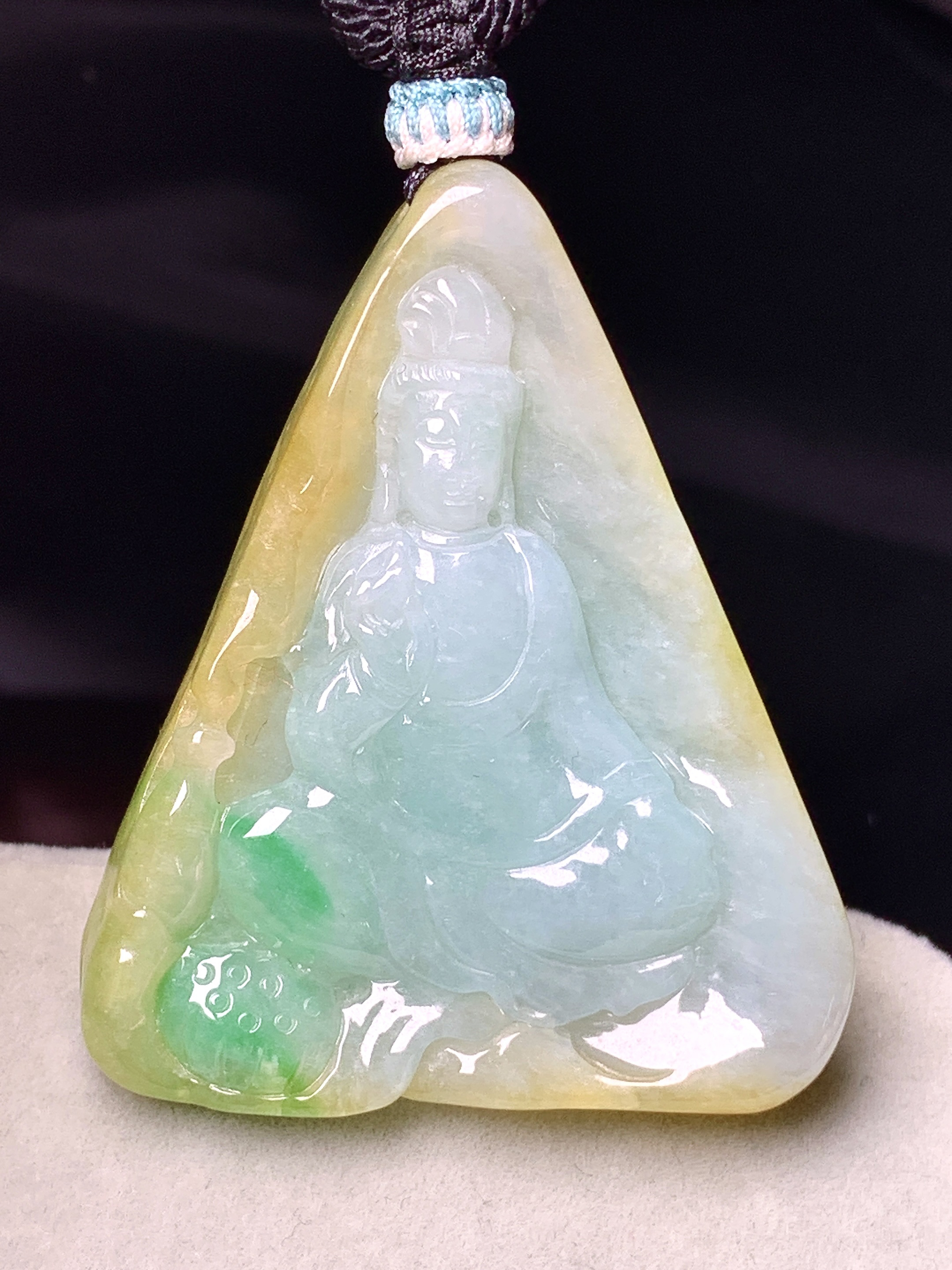 飘黄绿观音吊坠 玉质细腻 色泽艳丽清新 整体尺寸43*35.2*6.2