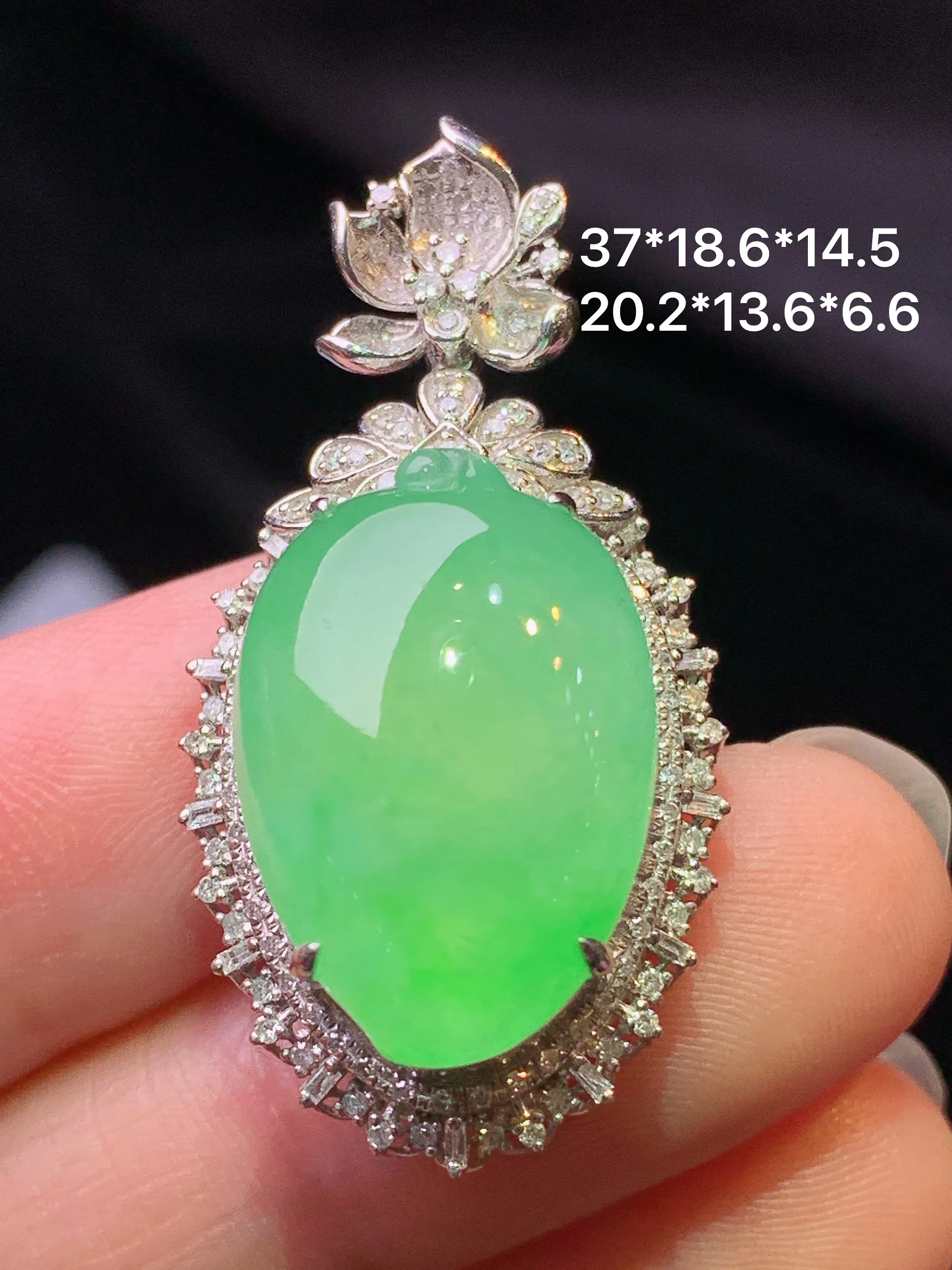 18k金钻镶嵌翠绿福瓜吊坠 玉质细腻 色泽艳丽清新 整体尺寸37*18.6*14.5