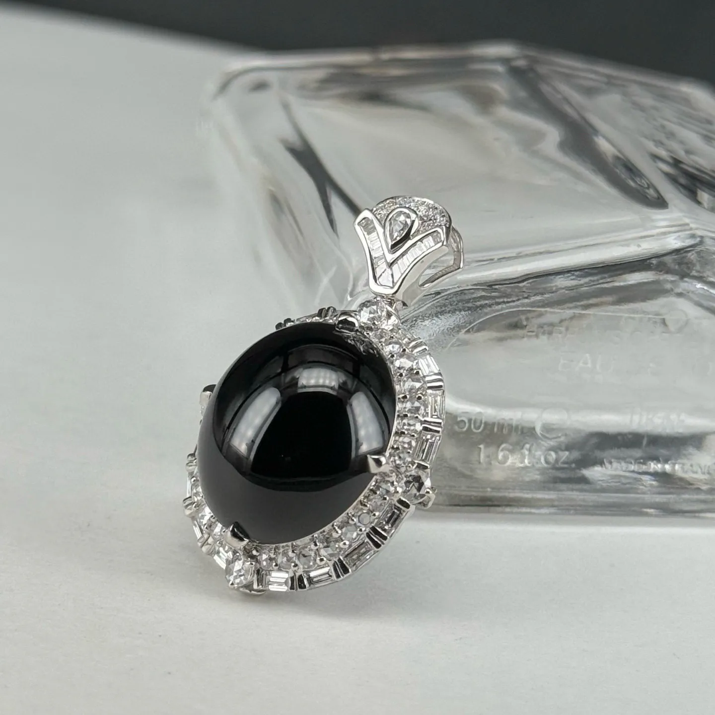 18k满钻豪镶墨翠蛋面吊坠 种好色正 黑度极好 打灯通透 油性十足 尺寸35.9