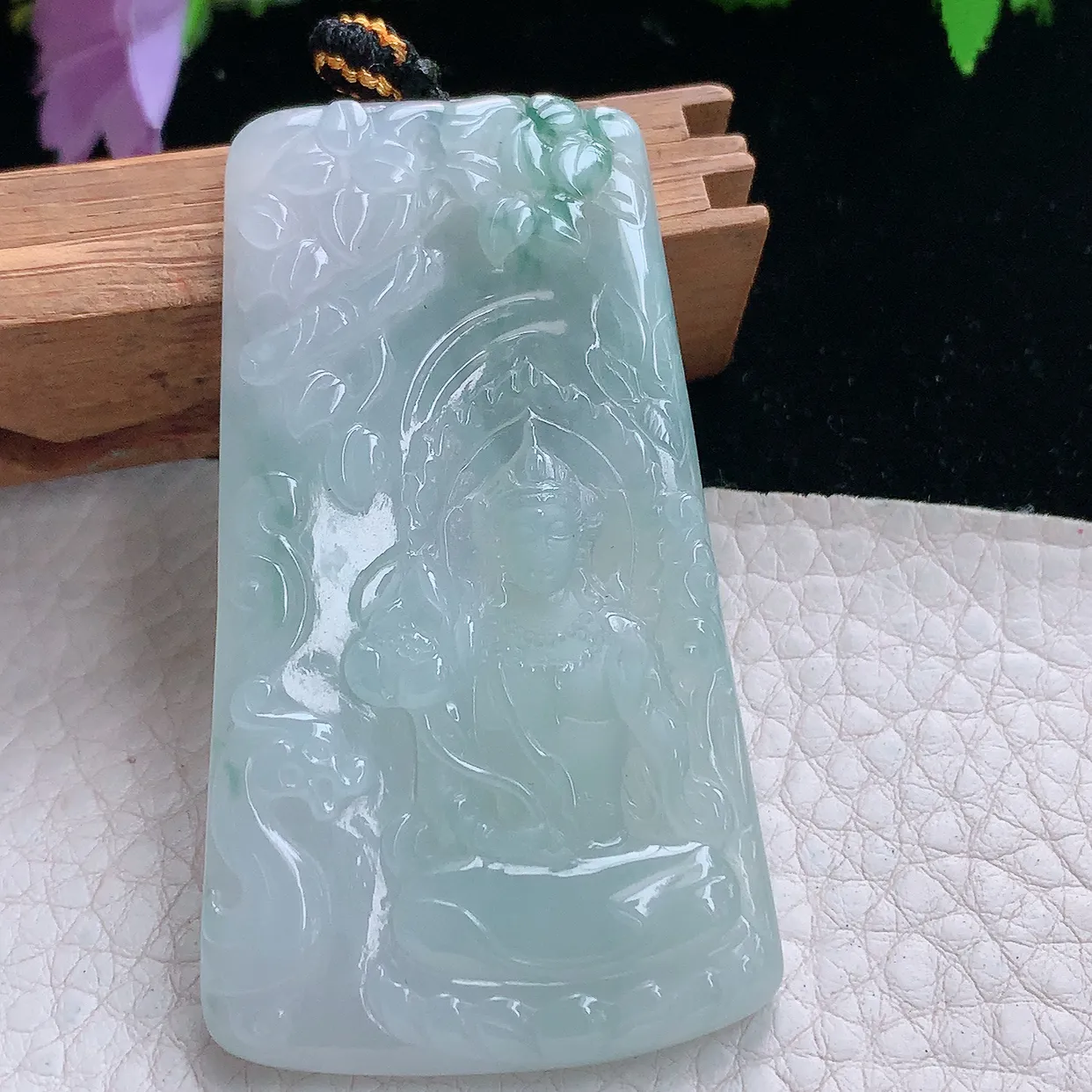 kh实拍63*36.3*5.3缅甸翡翠精雕清爽飘花持莲观音玉吊坠 玉挂件