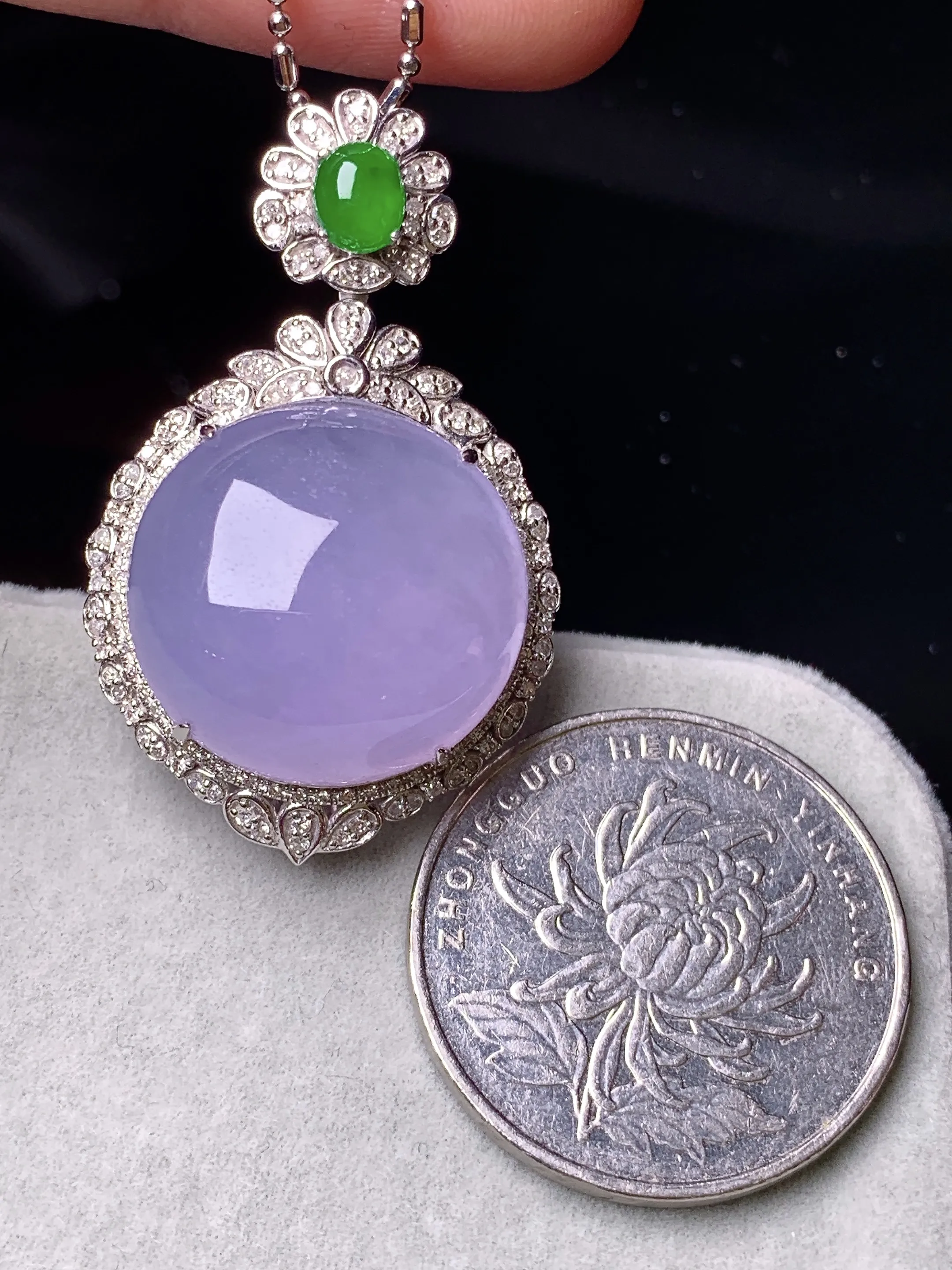 18k金钻镶嵌紫罗兰蛋面吊坠 玉质细腻 色泽艳丽清新 整体尺寸36.5*22*11.6