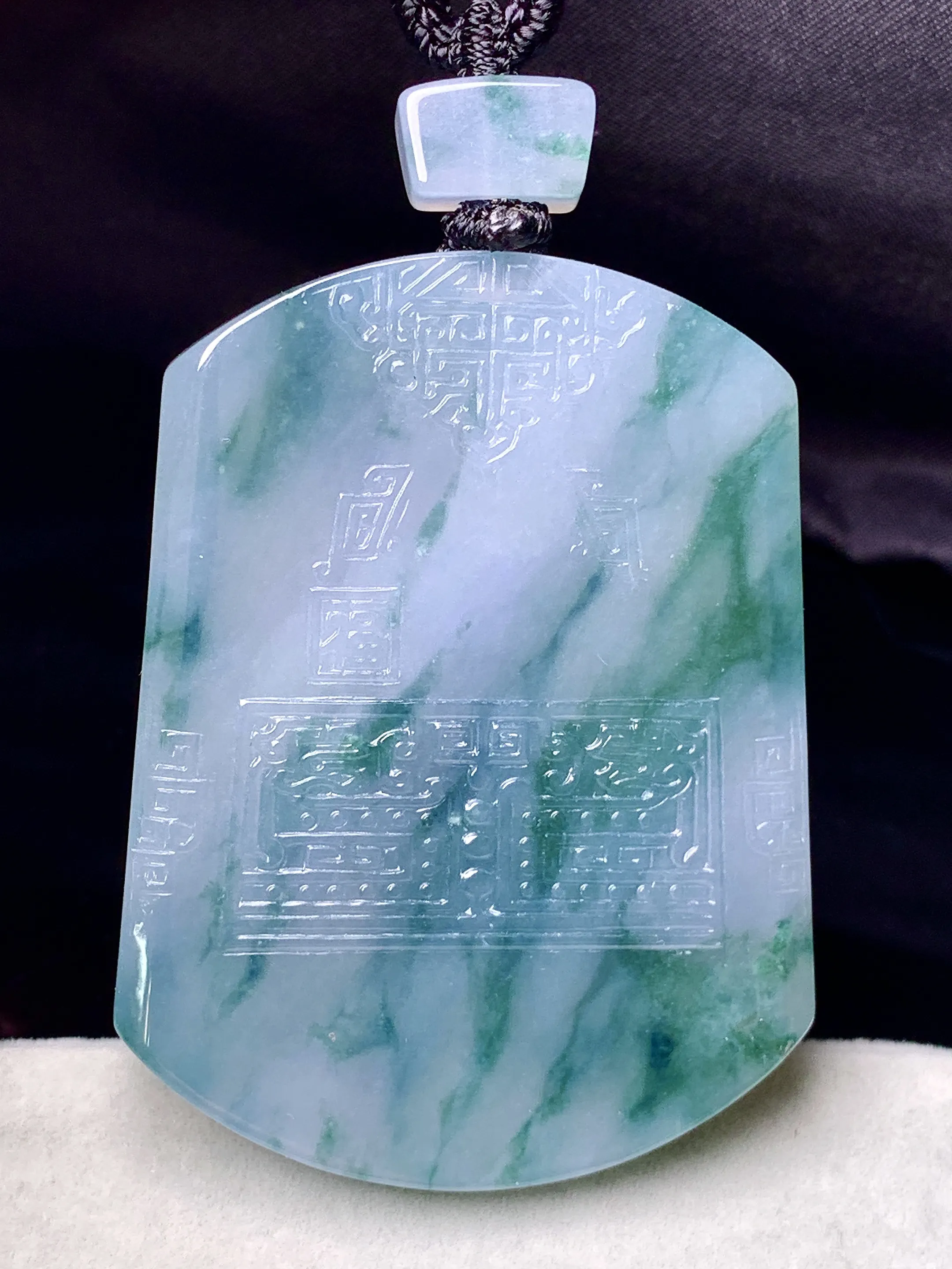 飘花无事牌吊坠 玉质细腻 色泽艳丽清新 整体尺寸53.1*40.5*5.5