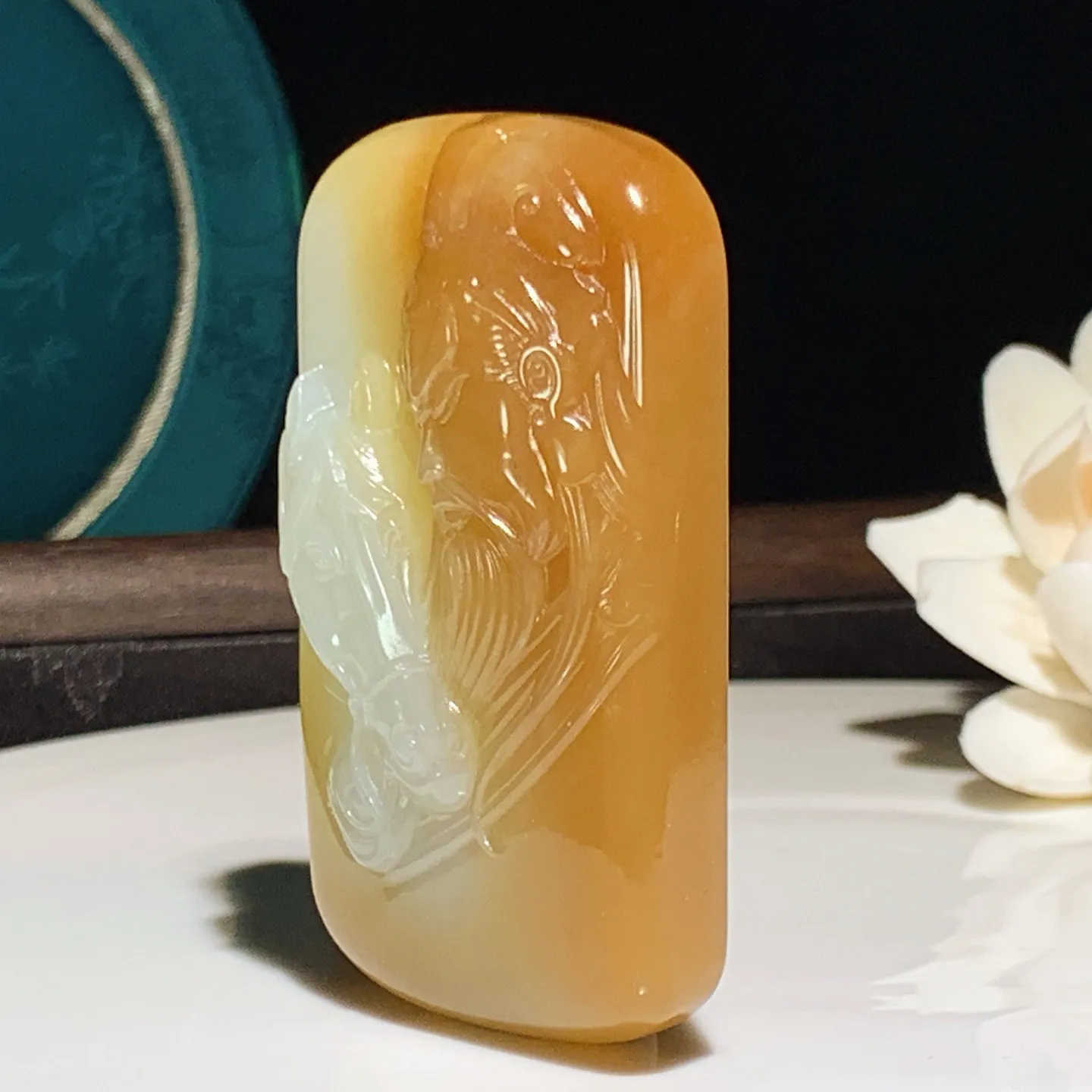 新疆和田玉且末糖武财神关公牌子挂件 尺寸63/35/13重61克 玉质细腻油润 底色纯净 脂粉好，品质好。lt260114