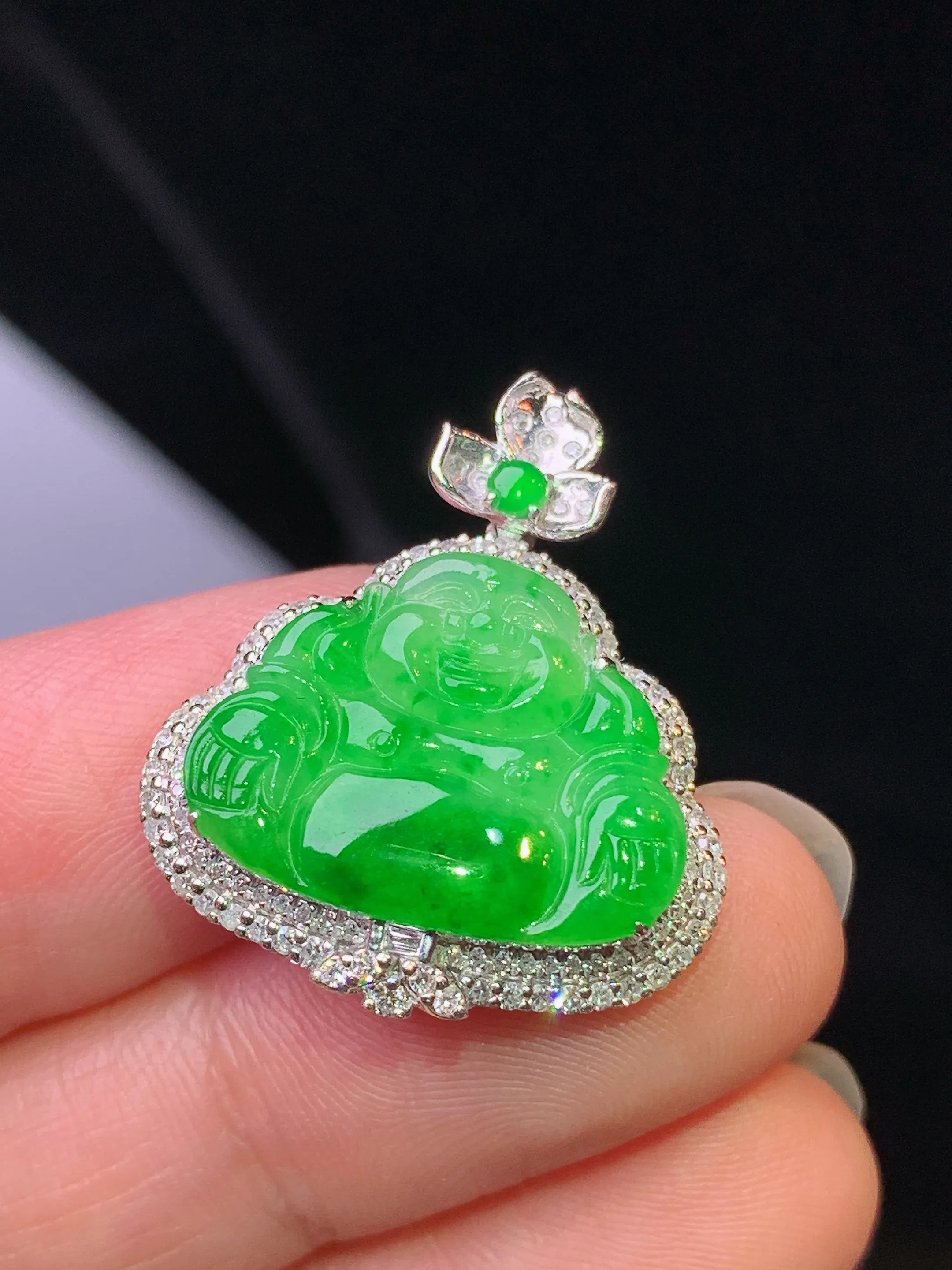 18k金钻镶嵌翠绿佛公吊坠 玉质细腻 色泽艳丽清新 整体尺寸25.7*21.8*7.7