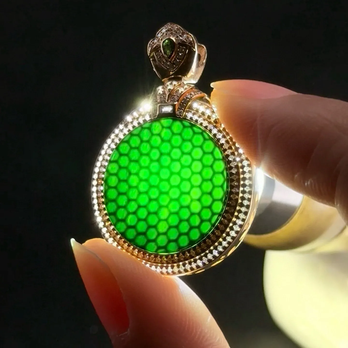 精品18k墨翠圆片吊坠 种好色正 黑度极好 打灯通透 油性十足 尺寸33.9