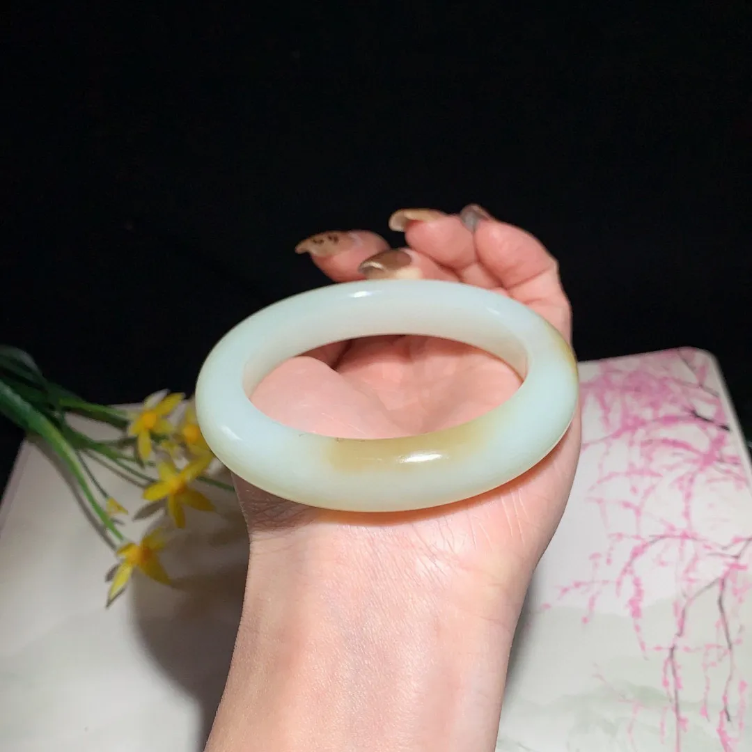 和田玉58.5圈且末糖宽条手镯！玉质细腻油润 底色纯净  无裂无棉 脂粉好，品质高。