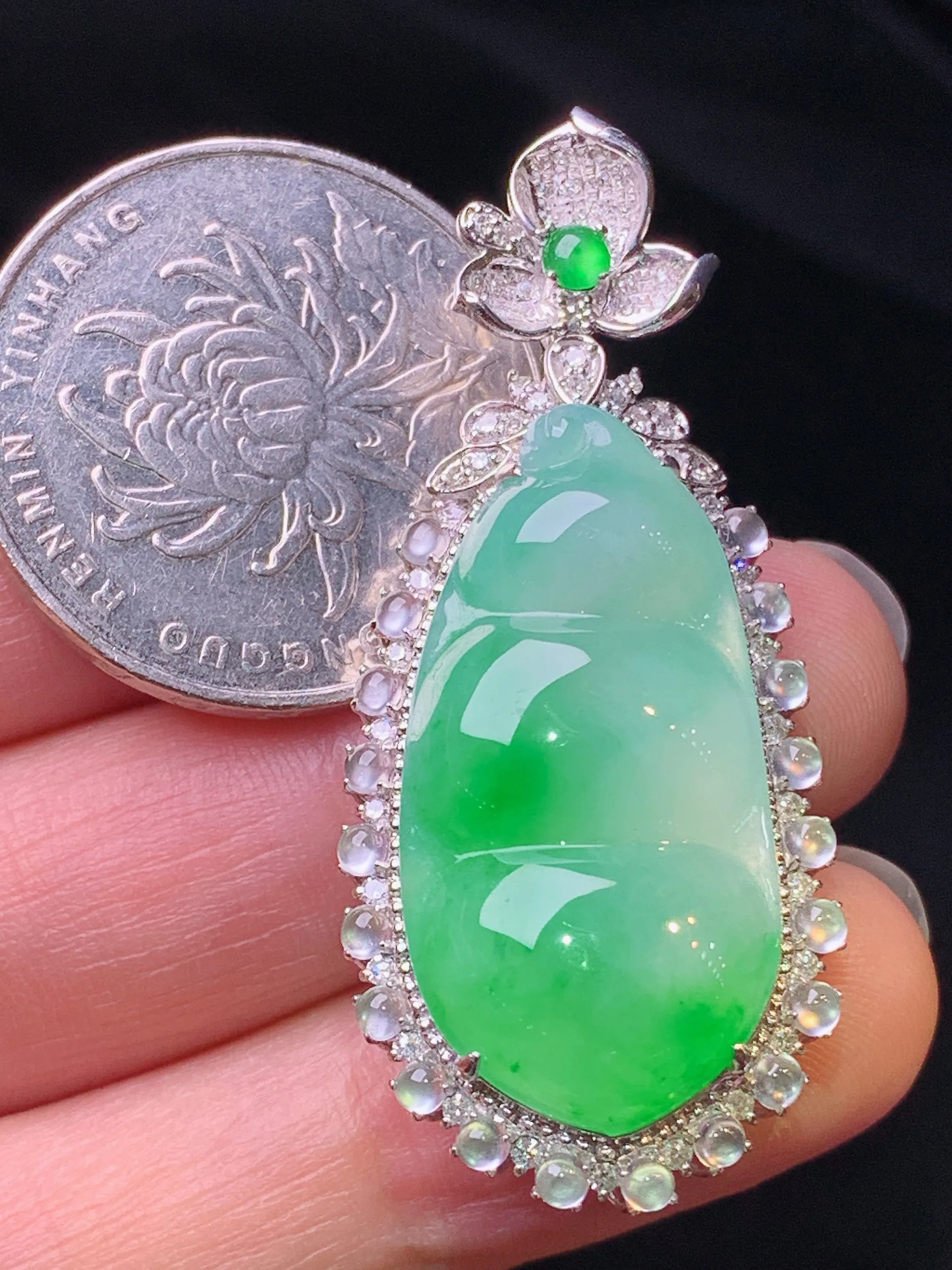 18k金钻镶嵌飘绿四季豆吊坠 玉质细腻 色泽艳丽清新 整体尺寸44.2*19.5*10.3