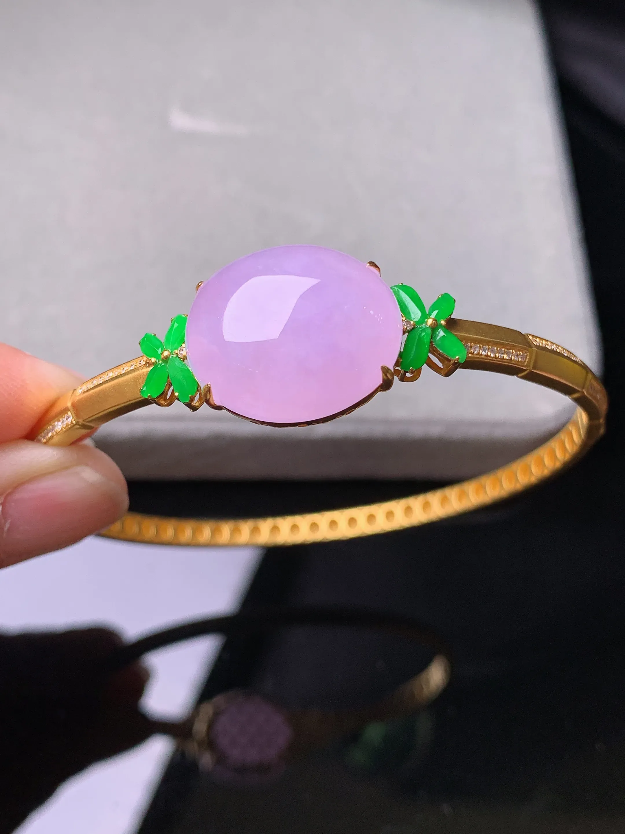 18k金钻镶嵌紫罗兰蛋面手镯 玉质细腻 色泽艳丽清新 圈口57.5 裸石尺寸15.8*18.3*7.