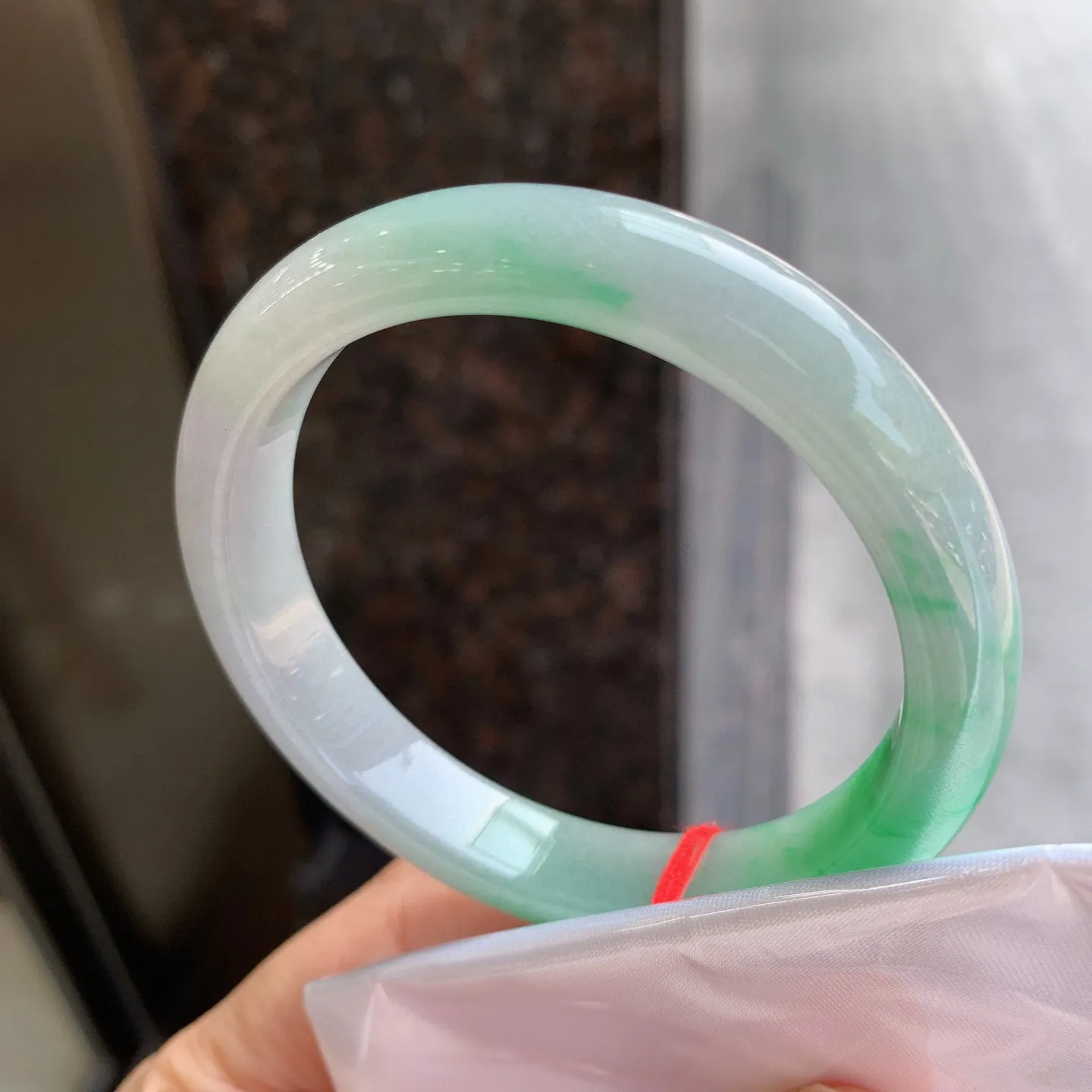 正圈飘绿 完美无瑕 尺寸：55.5/10.6/7.3 细腻