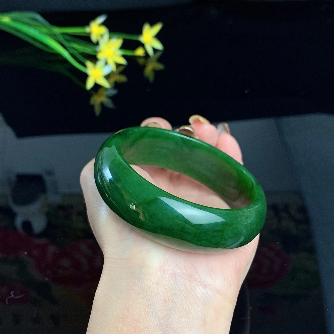 和田玉58.6圈口菠菜绿宽版碧玉手镯！圈口58.6宽19.5玉质细腻油润 底色纯净 无裂无棉 脂粉好，品质高