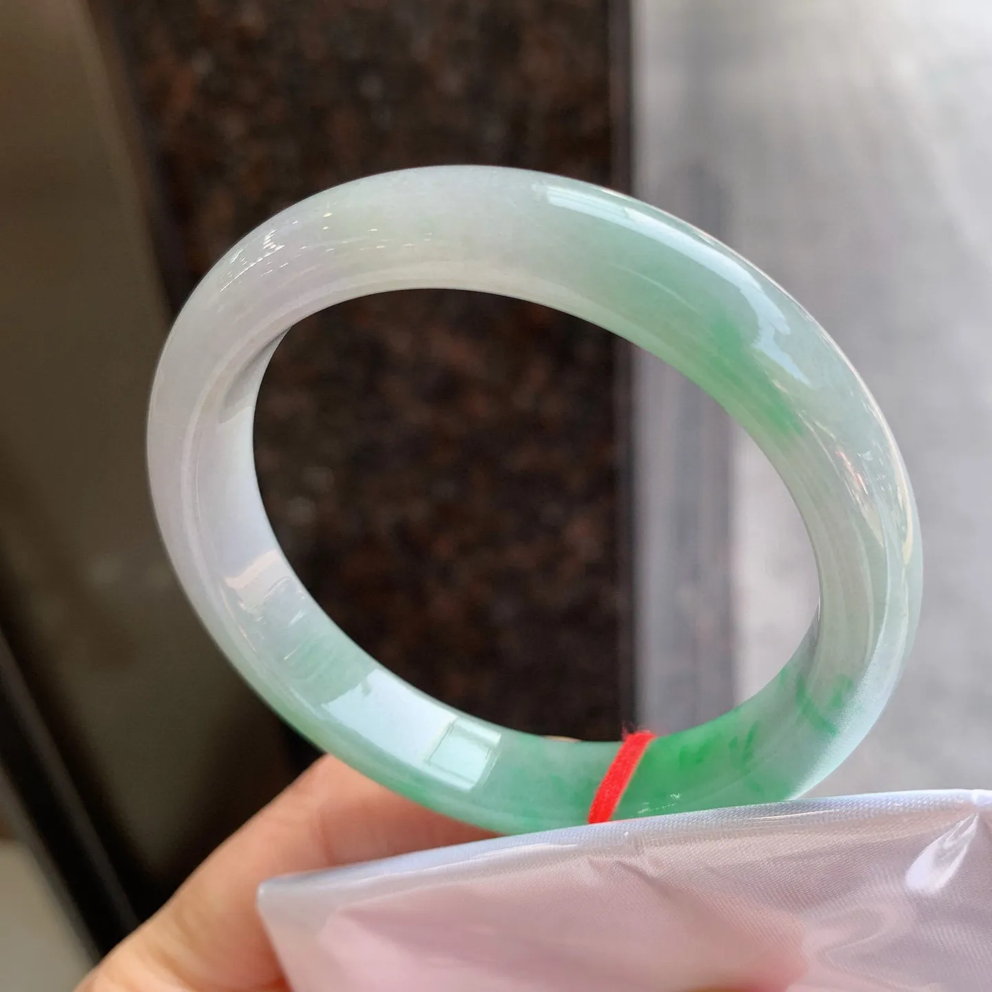 正圈飘绿 完美无瑕 尺寸：55.5/10.6/7.3 细腻