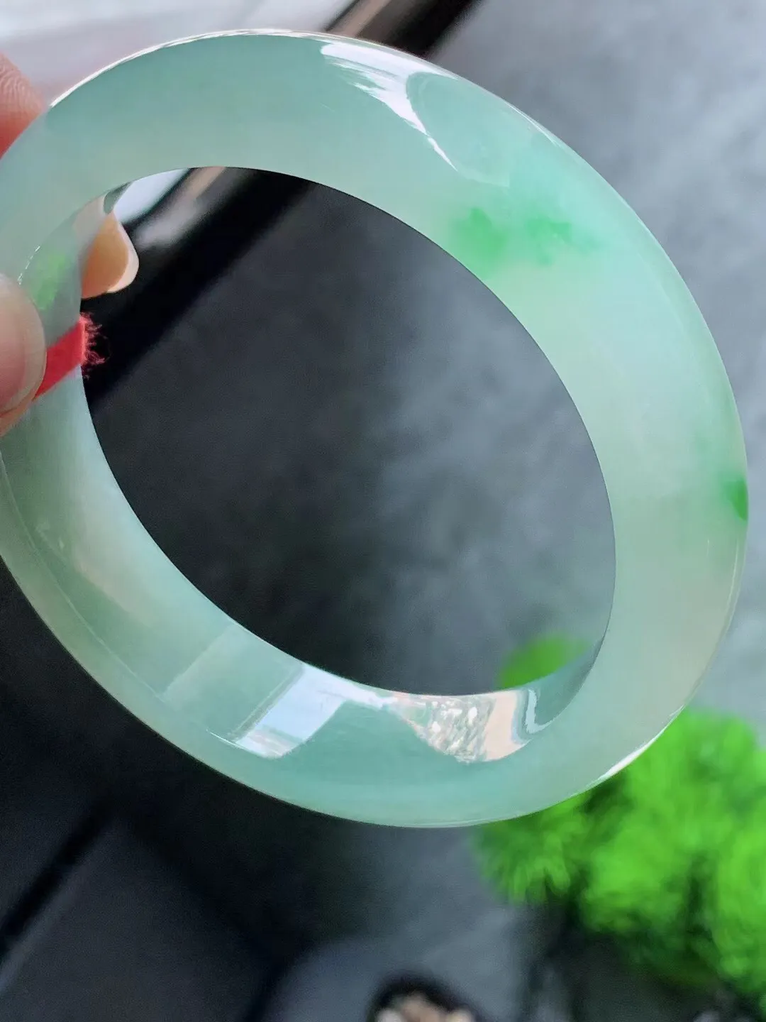 【翡翠名称】老种冰飘花58.6正圈口手镯
【翡翠尺寸】58.6/14.8/8.9mm适合57.6-59正圈口佩戴
【翡翠描述】宝贝种老水足，玉质细腻，色泽靓丽，性价比高，佩戴效果好！
【其它赠送】权威证书/精美挂绳盒子/支持全国复检